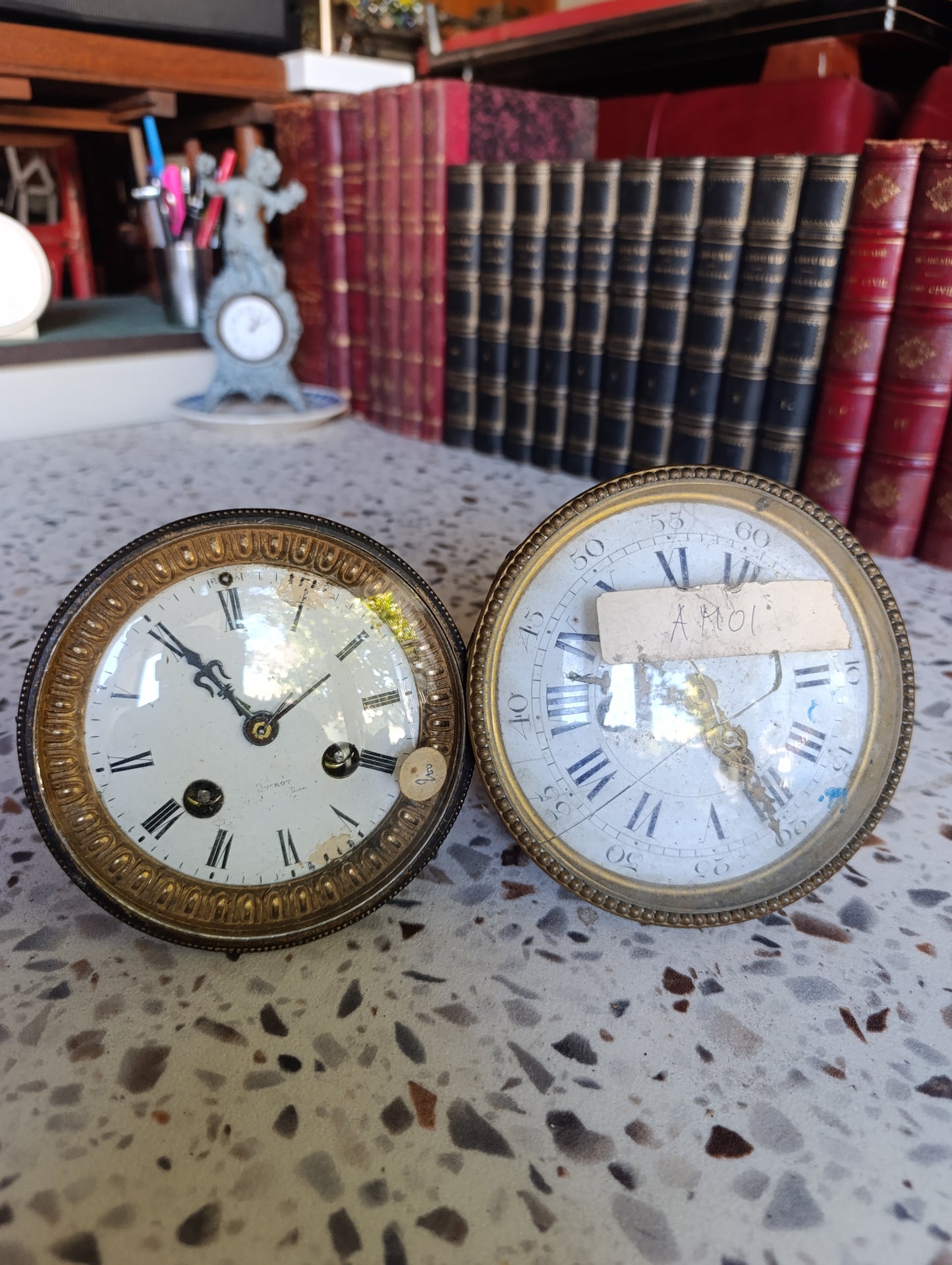 Lot de 2 mouvements d'horloge anciens avec cadrans émaillés et boîtiers en laiton