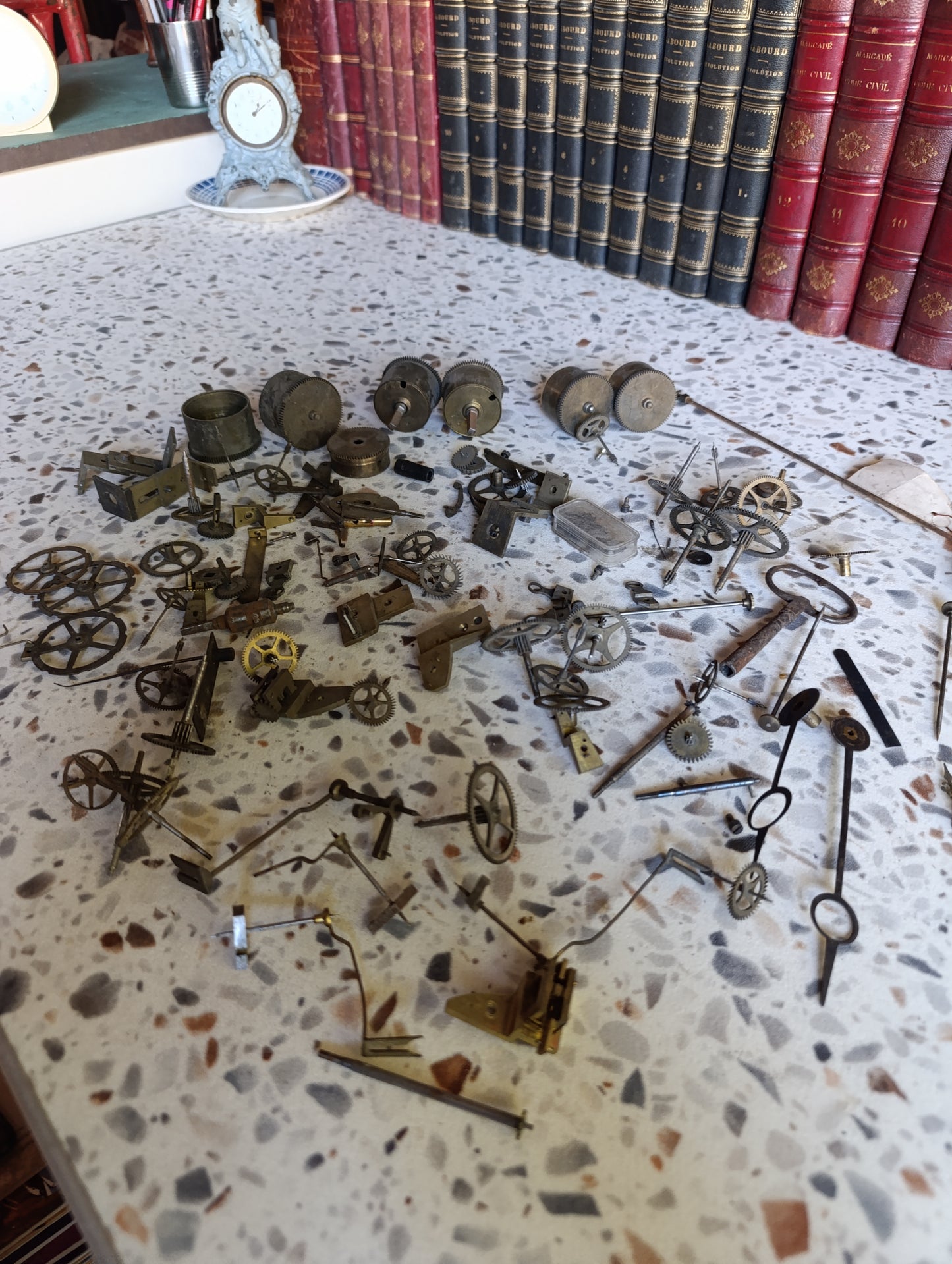 Lot de pièces d’horlogerie ancienne pour restauration – Rouages, barillets, aiguilles, clé, balancier