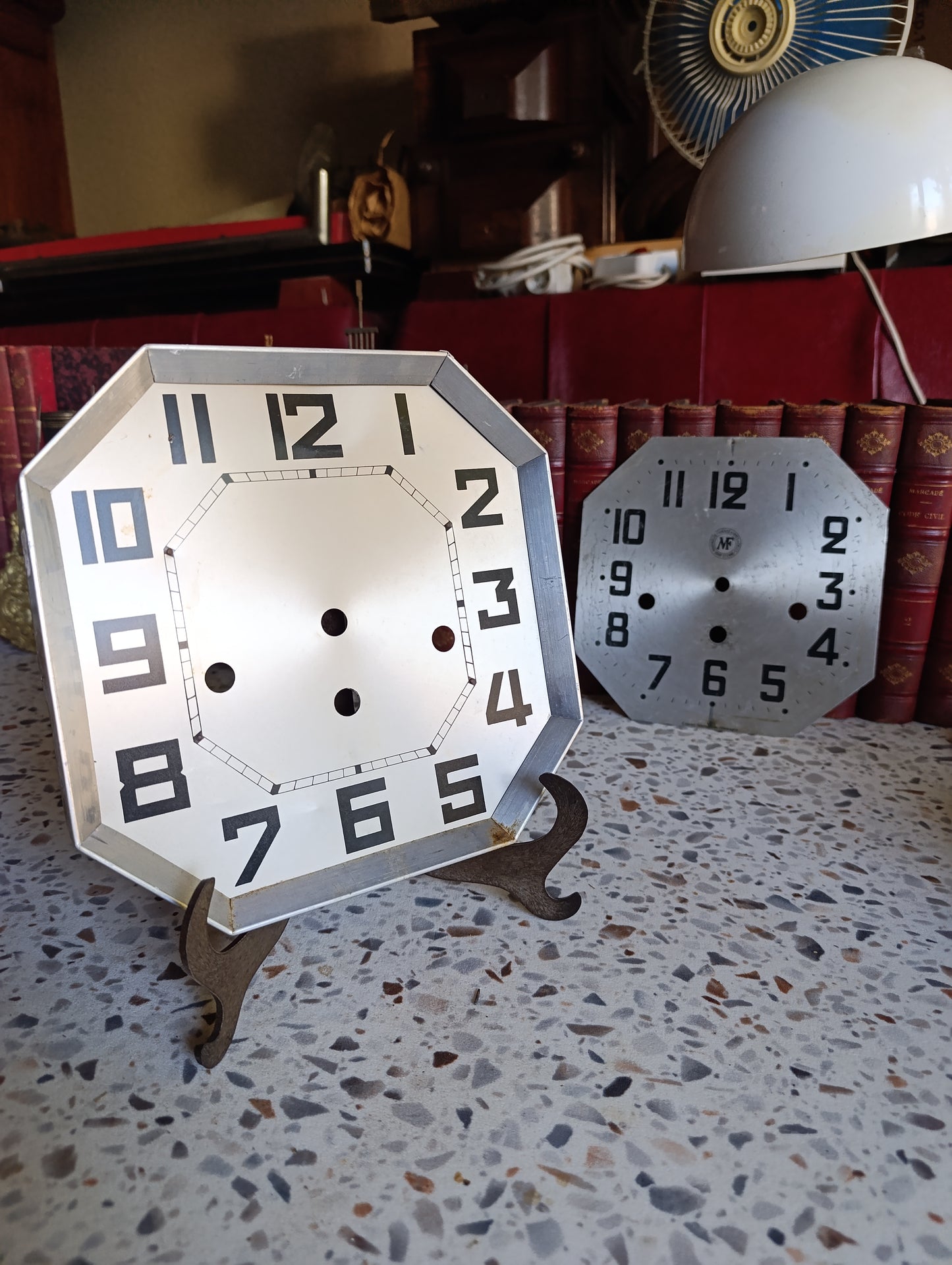 Lot de 2 cadrans octogonaux anciens pour horloge ou pendule Art Déco – Aluminium et tôle
