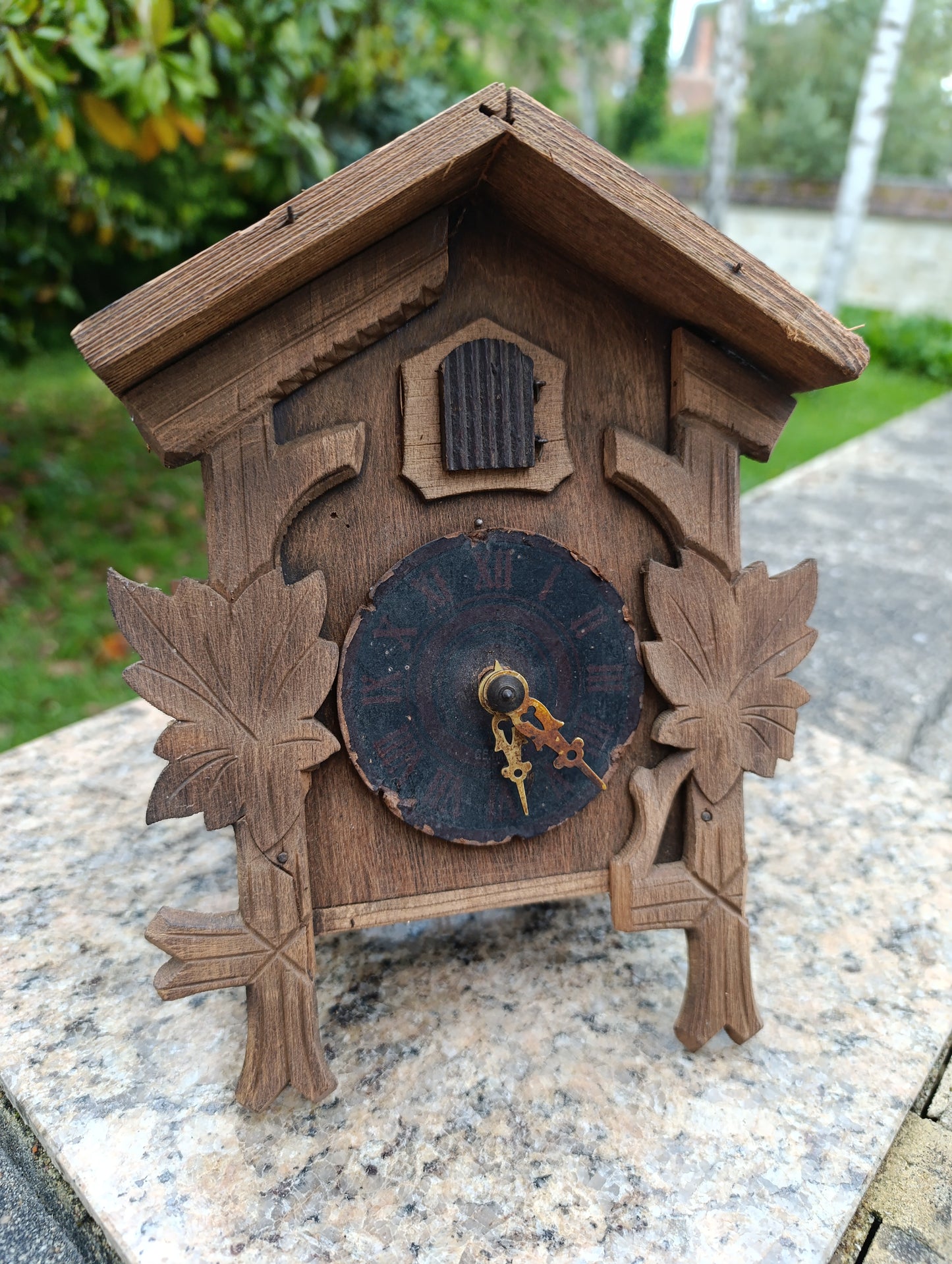 Pendule coucou ancienne en bois sculpté avec mécanisme, deux poids et oiseau – À restaurer