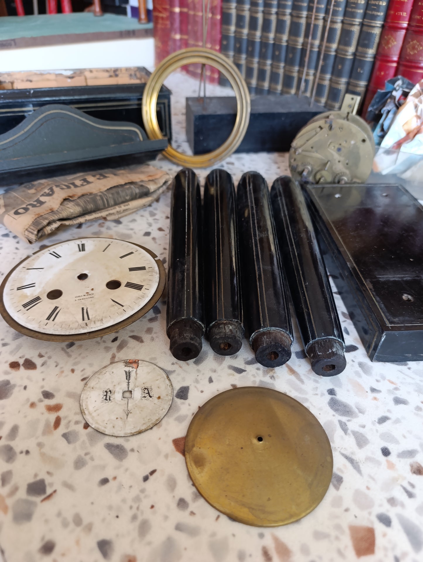 Lot de pièces détachées pour horloge ancienne – Colonnes en bois, cadrans, lunettes, boîtier, mécanisme et accessoires