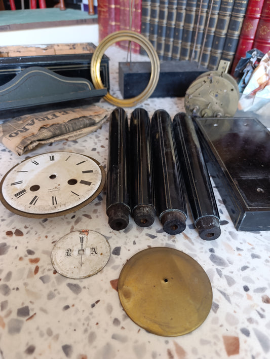Lot de pièces détachées pour horloge ancienne – Colonnes en bois, cadrans, lunettes, boîtier, mécanisme et accessoires
