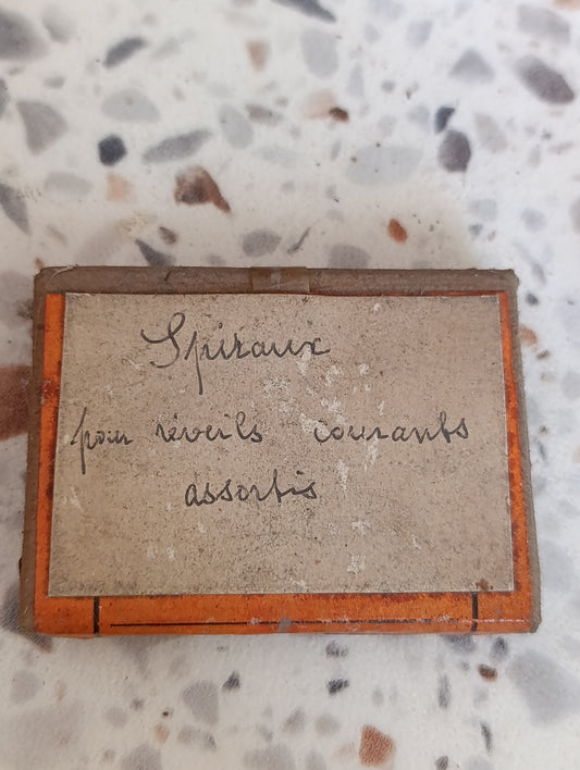 Lot de ressorts spiraux d'horlogerie anciens assortis – Pour réveils et mouvements mécaniques