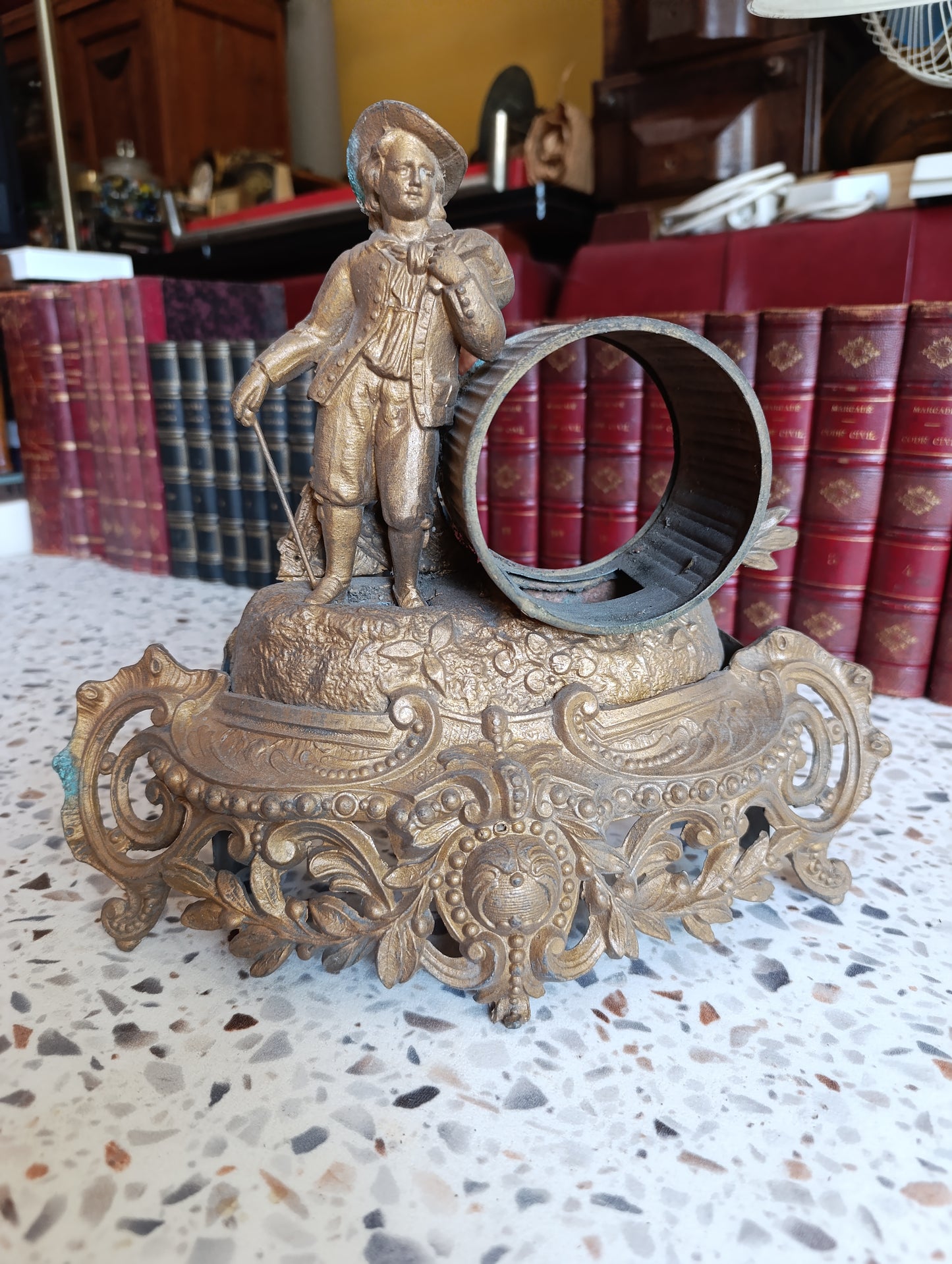 Carcasse ancienne de pendule en régule style Louis XV avec personnage – Pour restauration – 29,5 cm