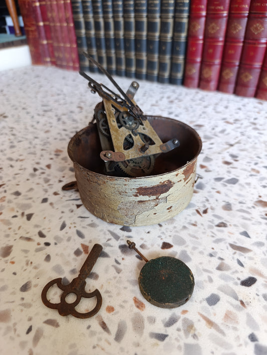 Mouvement d’horloge ancienne avec clé et balancier – Pour restauration ou pièces