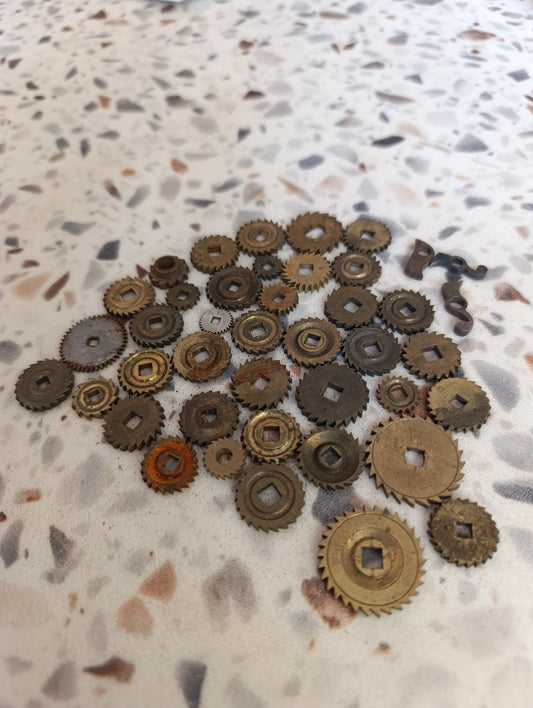 Lot de 38 rochets anciens d'horlogerie en laiton – Pièces détachées pour pendules et horloges