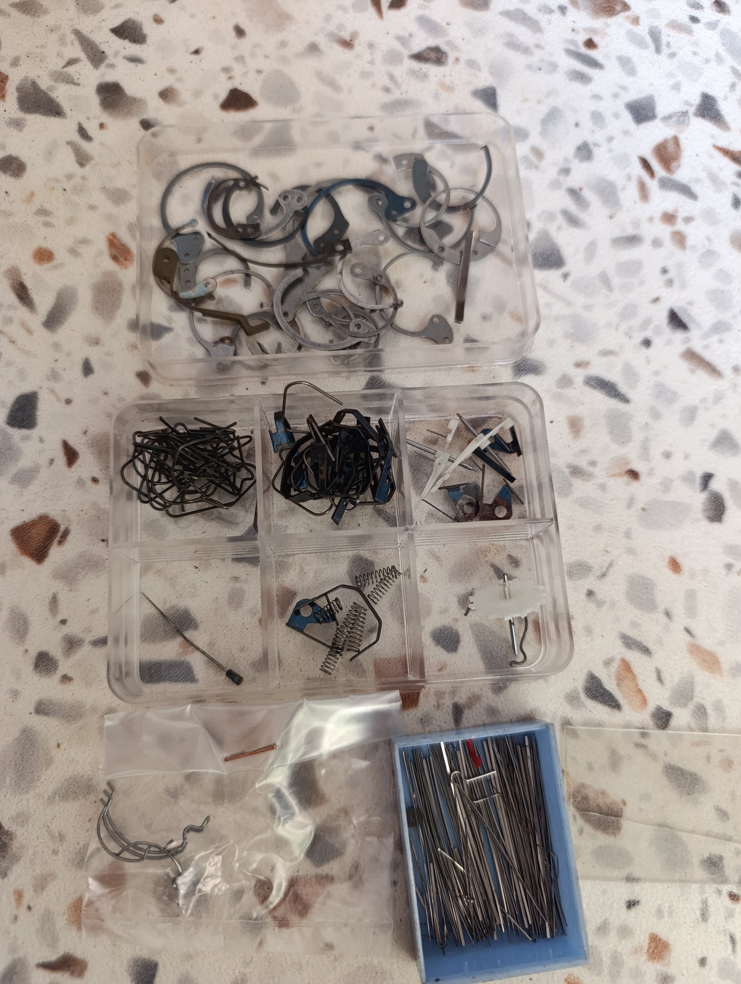 Lot de pièces détachées pour réveils et horlogerie BERGEON Swiss Made – Ressorts, axes, goupilles et composants assortis