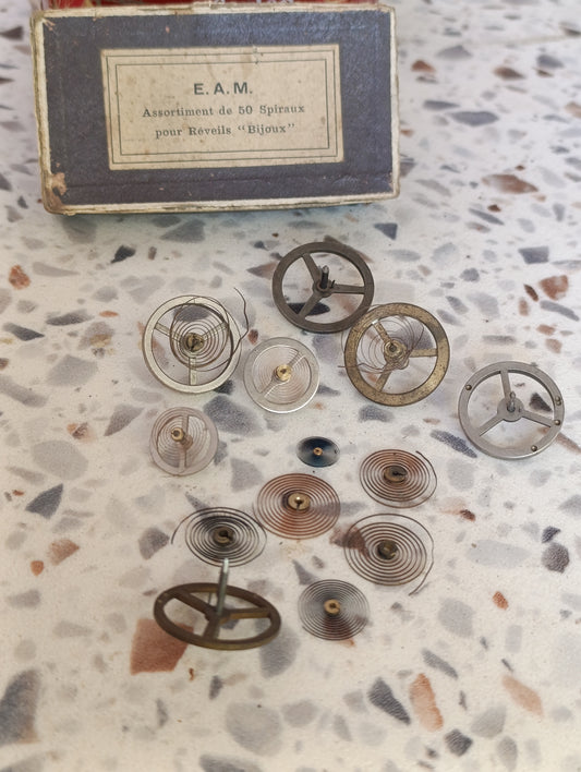 Boîte ancienne E.A.M. assortiment de 33 spiraux pour réveils Bijoux horlogerie pièces détachées
