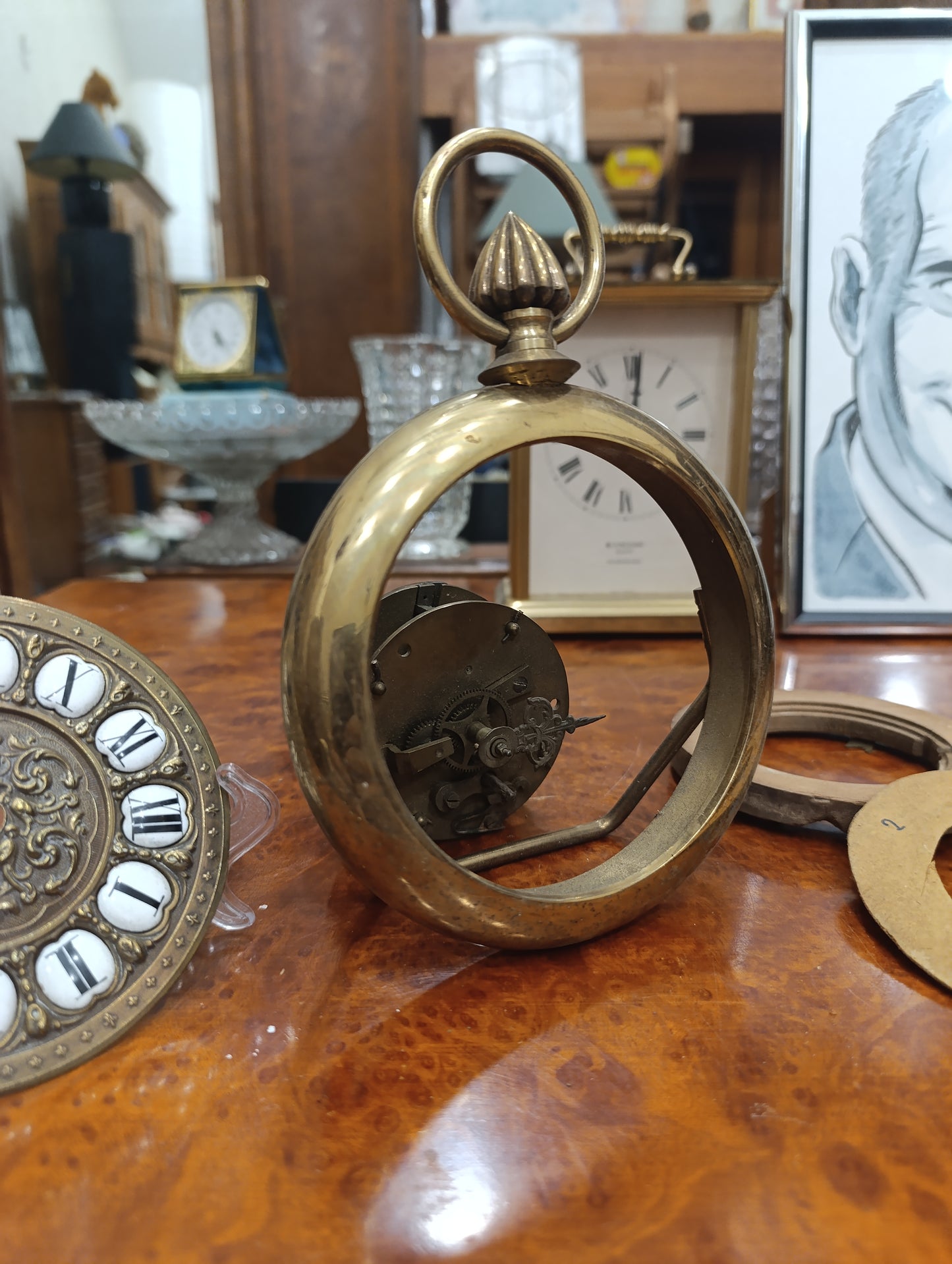 Mécanisme ancien d’horloge avec cadran émaillé chiffres romains et boîtier laiton – Pour restauration