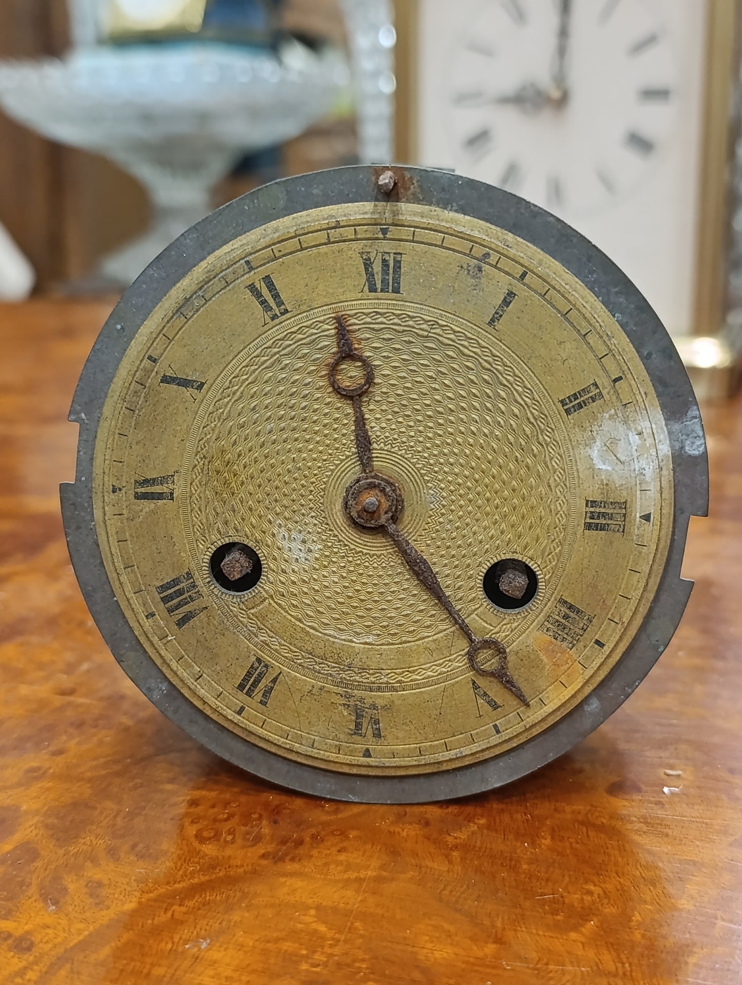 Mouvement de réveil ancien avec cadran laiton guilloché chiffres romains – À restaurer
