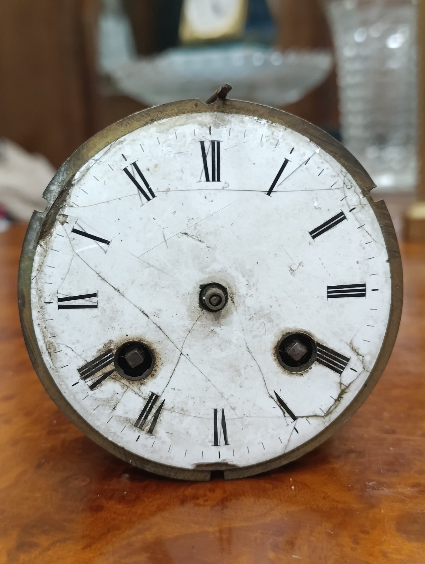 Mouvement de pendule ancienne avec cadran émaillé à chiffres romains Mécanisme mécanique