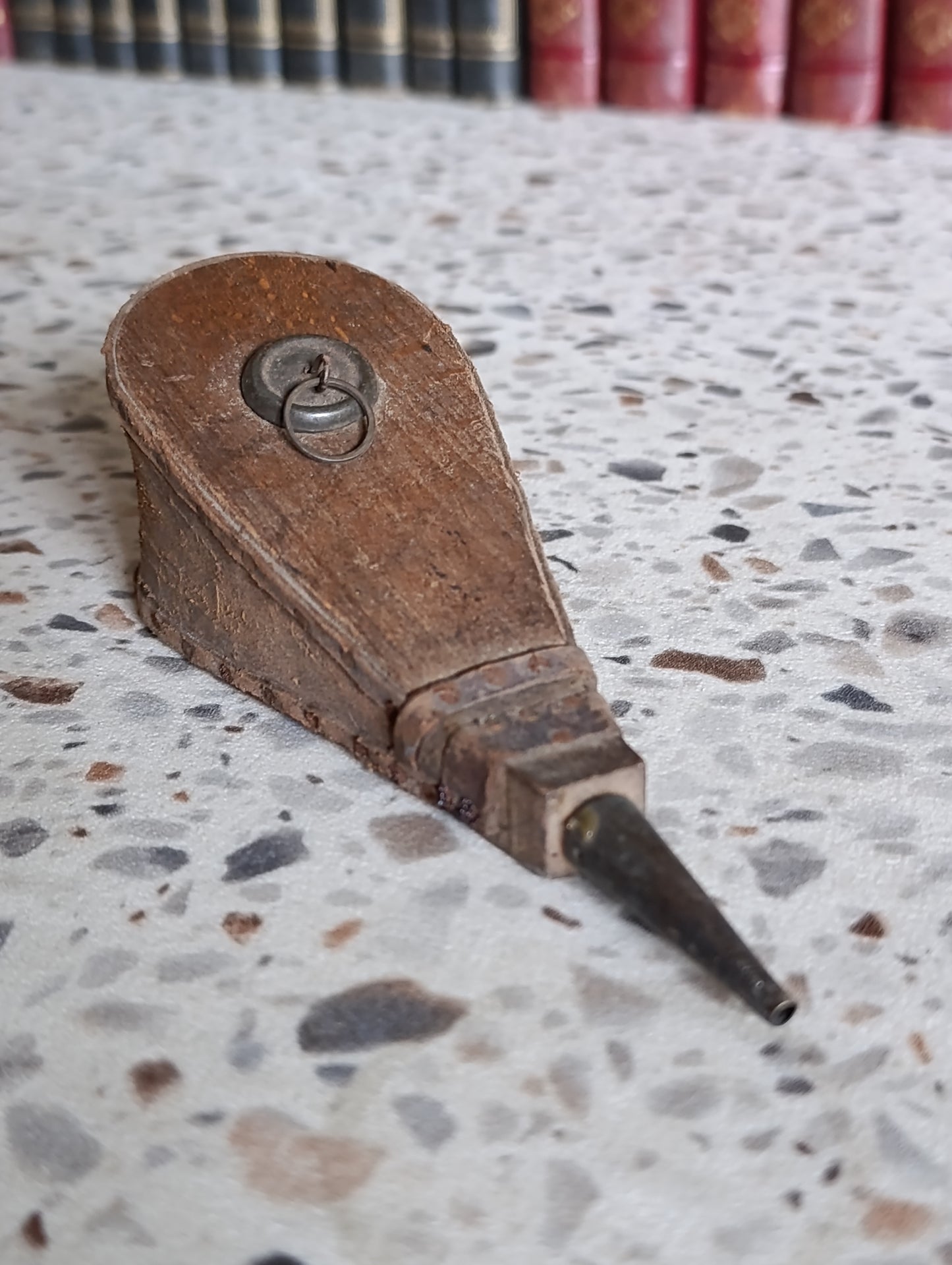 Ancien soufflet d’horloger en bois et cuir avec embout métallique – outil d’atelier