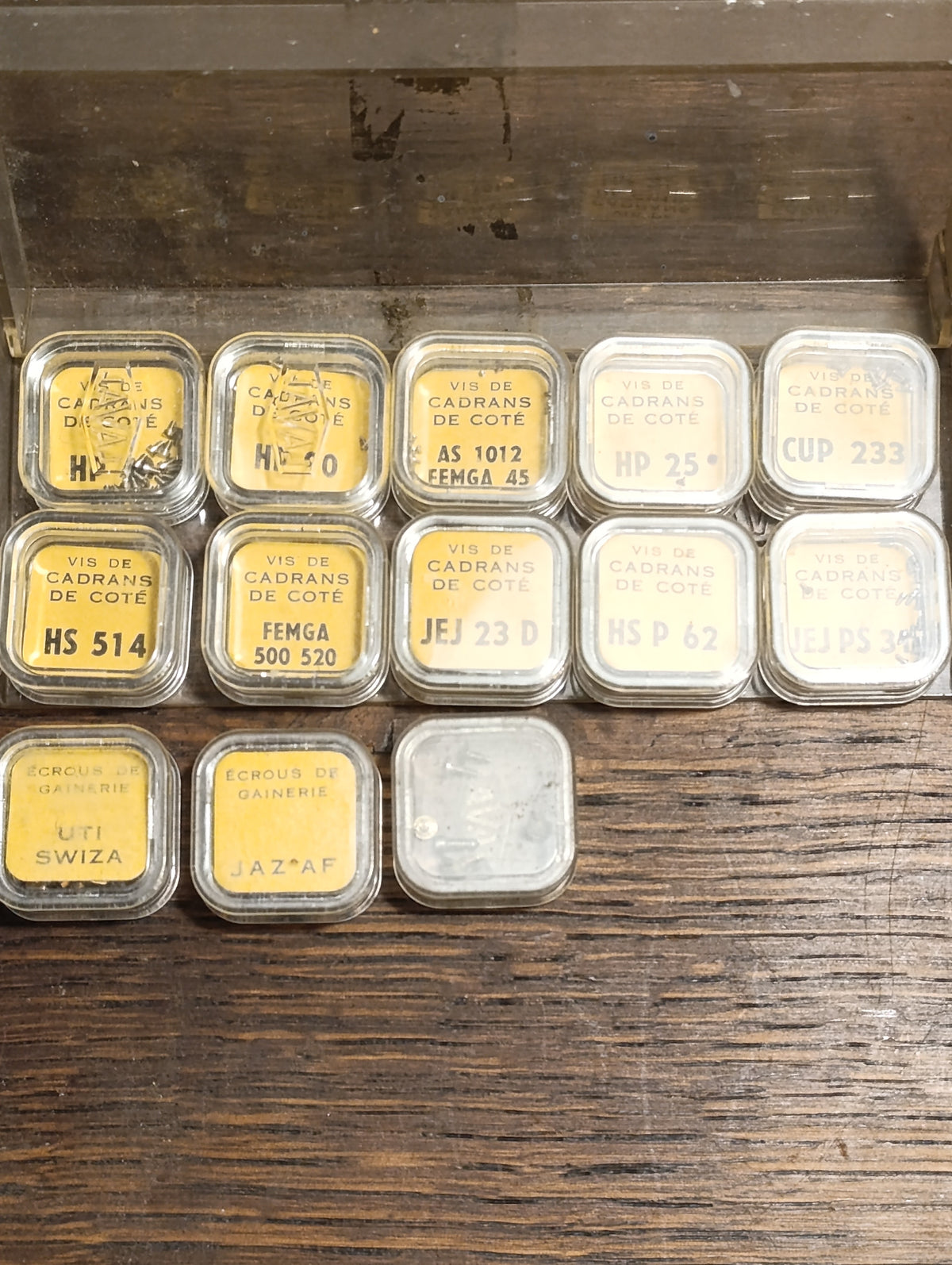 Lot de 13 boîtes de fournitures horlogères Laval — vue du lot et détail du contenu