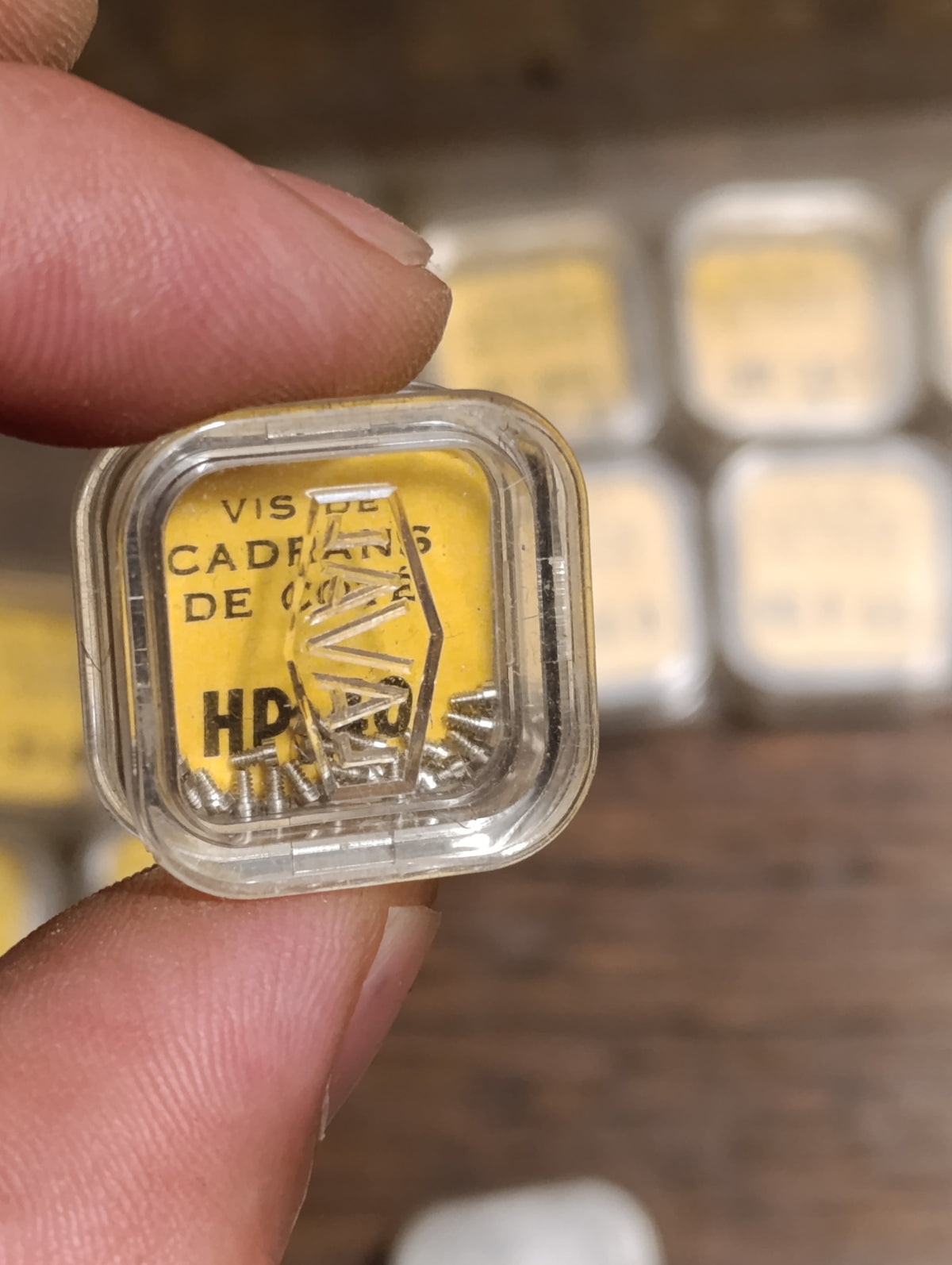 Lot de 13 boîtes de fournitures horlogères Laval — vue du lot et détail du contenu