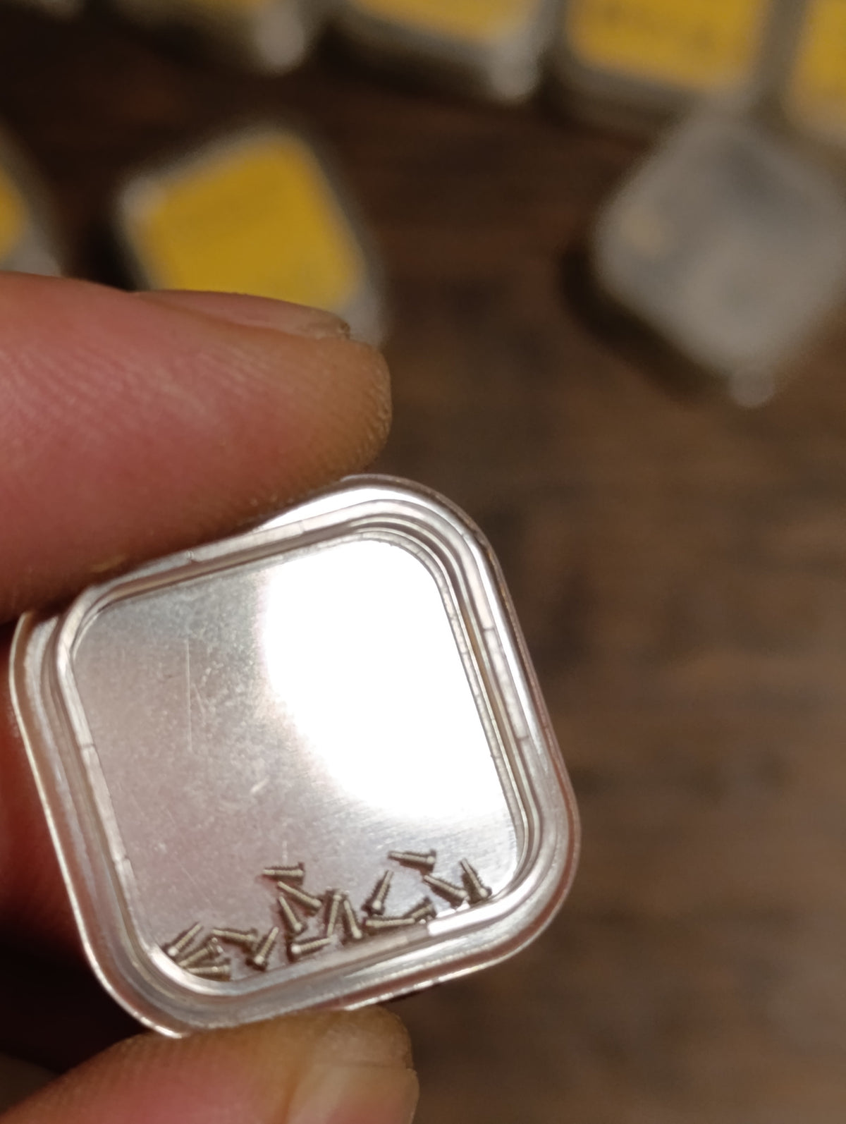 Lot de 13 boîtes de fournitures horlogères Laval — vue du lot et détail du contenu
