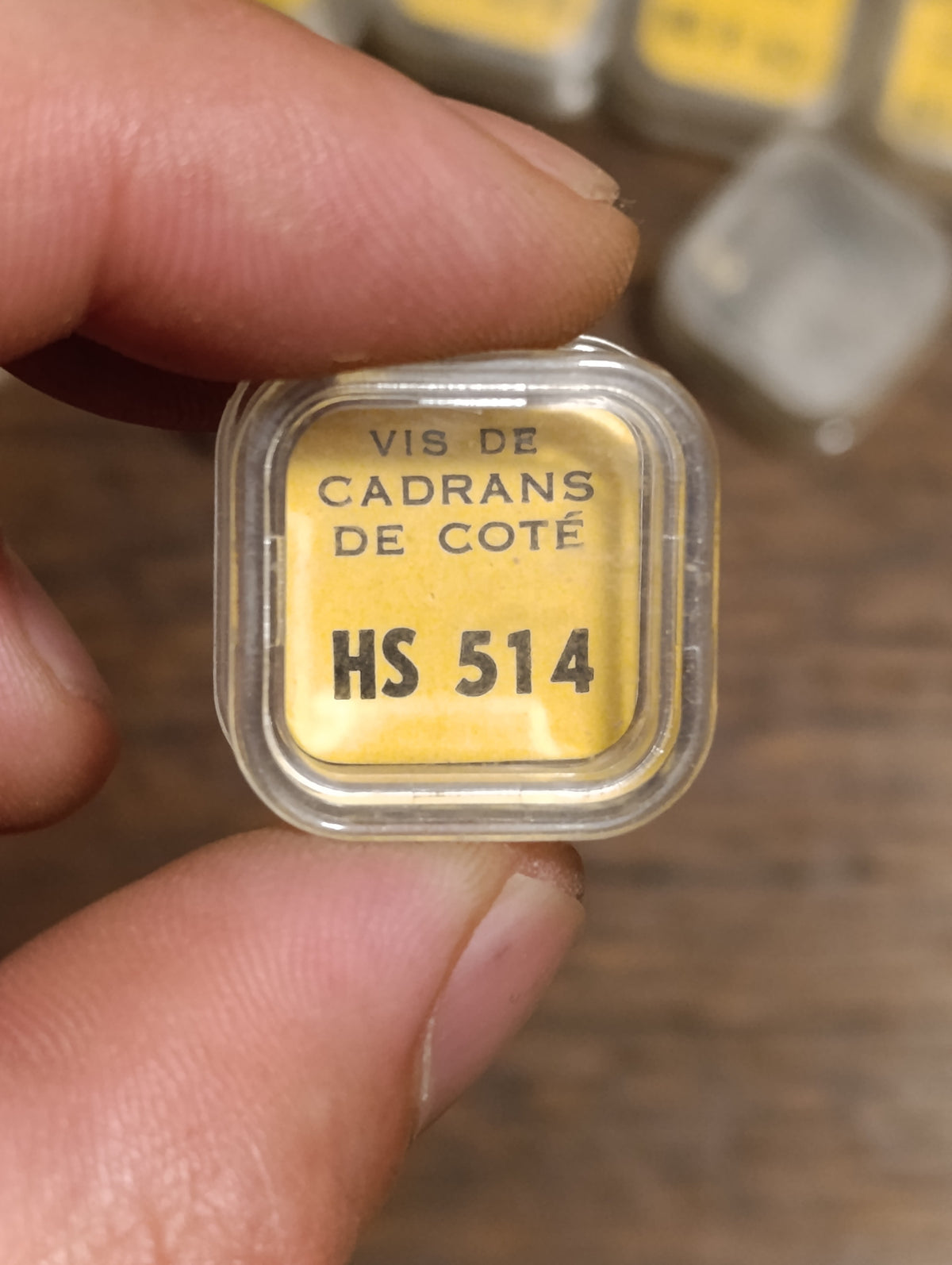 Lot de 13 boîtes de fournitures horlogères Laval — vue du lot et détail du contenu