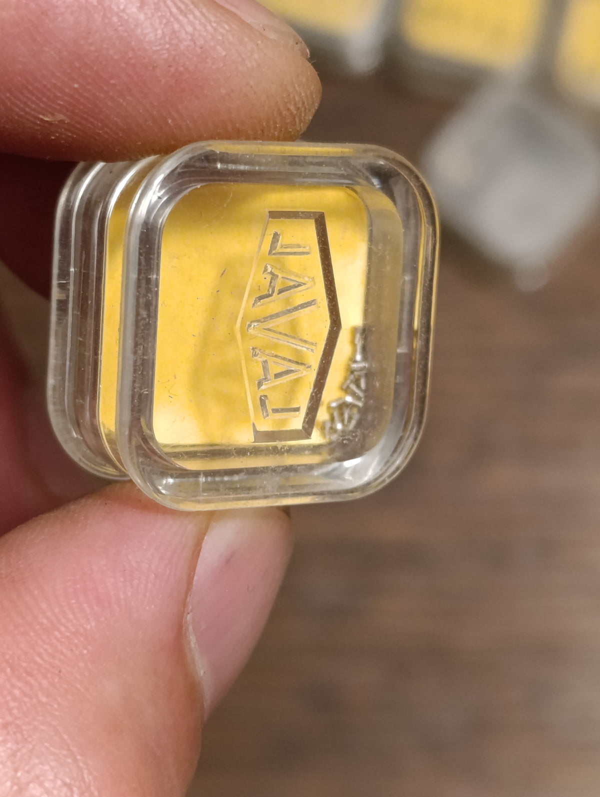 Lot de 13 boîtes Laval : étiquettes et petites pièces d’horlogerie, état du contenu