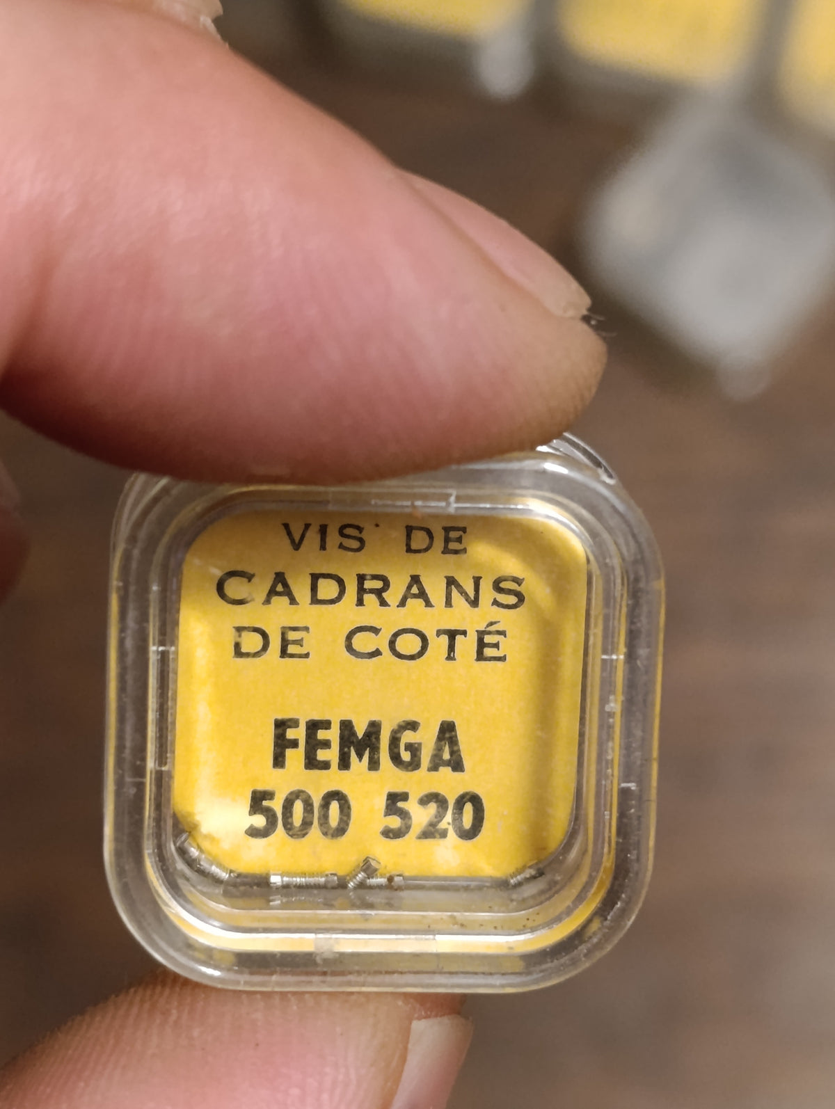 Lot de 13 boîtes Laval : étiquettes et petites pièces d’horlogerie, état du contenu