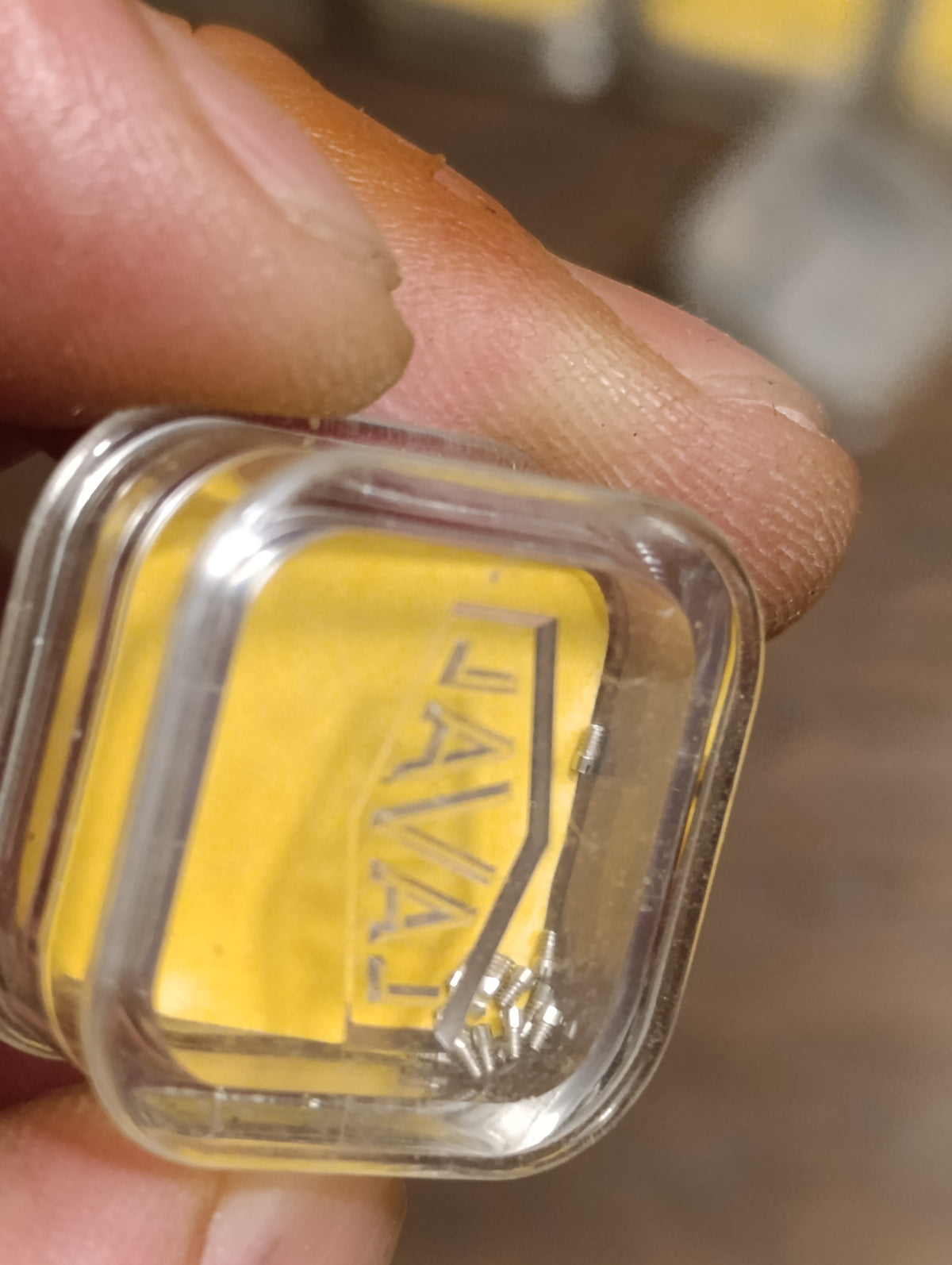 Lot de 13 boîtes Laval : étiquettes et petites pièces d’horlogerie, état du contenu
