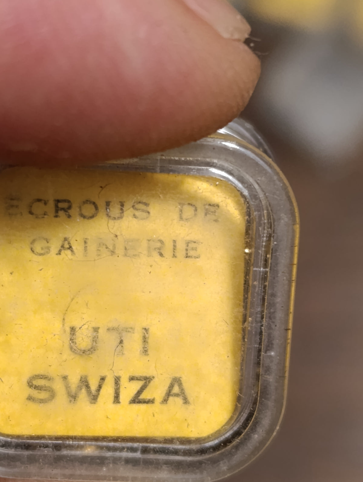 Lot de 13 boîtes Laval : étiquettes et petites pièces d’horlogerie, état du contenu