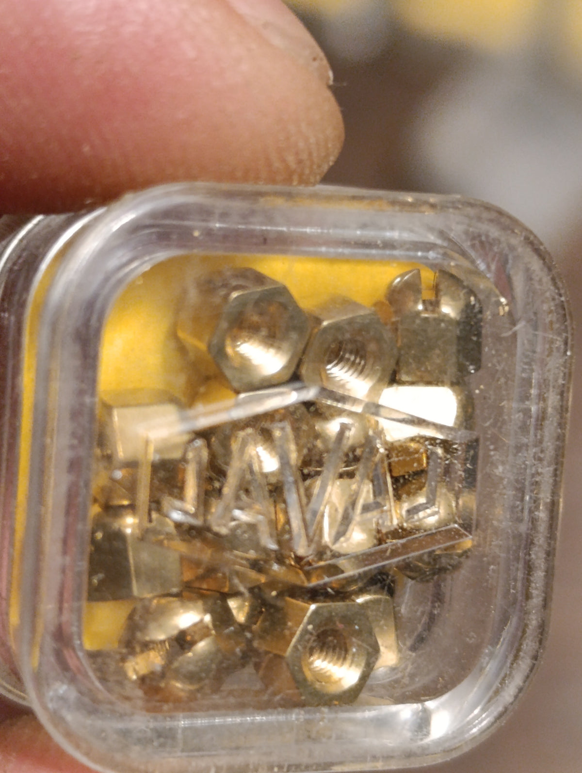 Lot de 13 boîtes Laval : étiquettes et petites pièces d’horlogerie, état du contenu