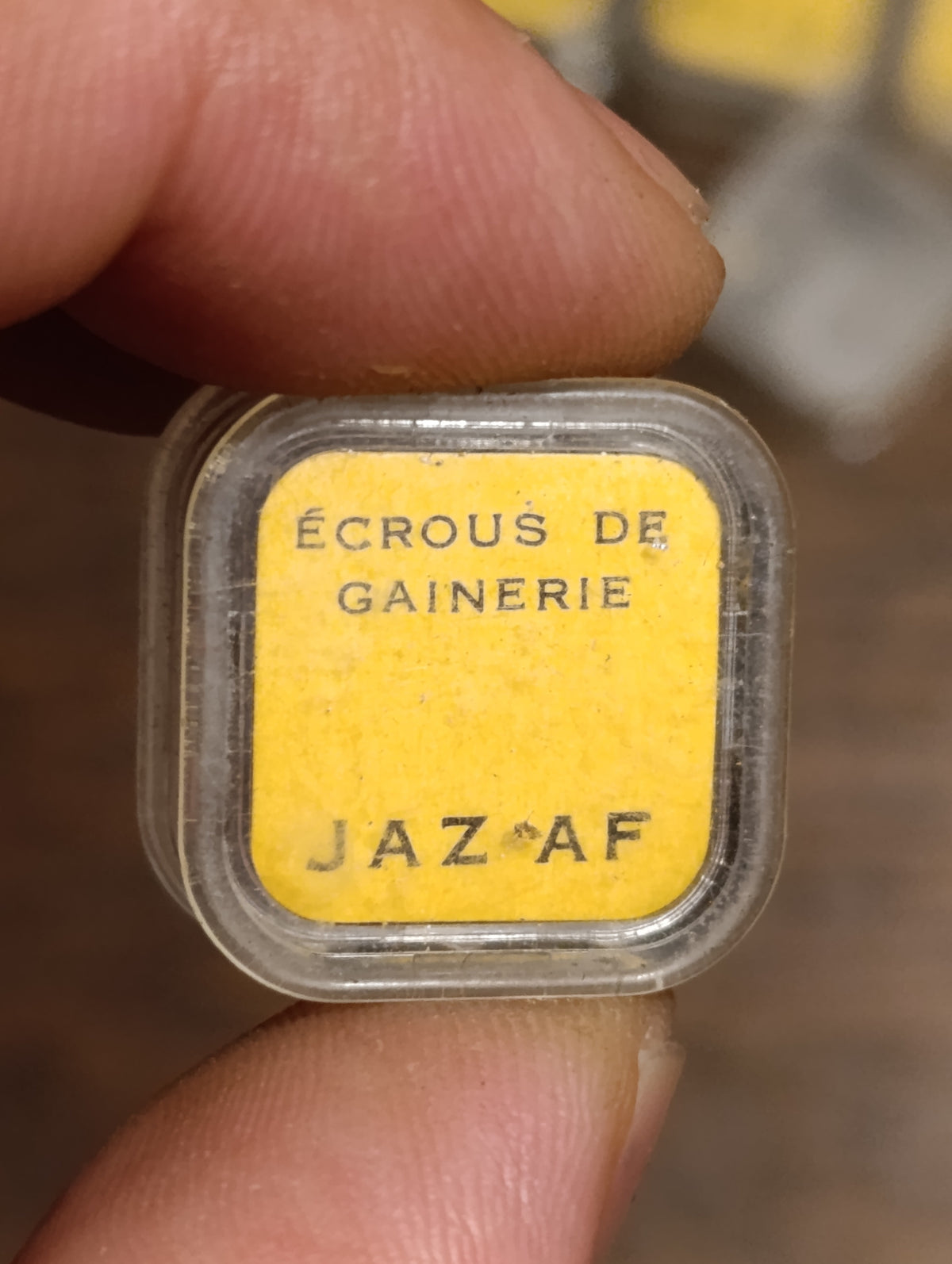 Lot de 13 boîtes Laval : étiquettes et petites pièces d’horlogerie, état du contenu