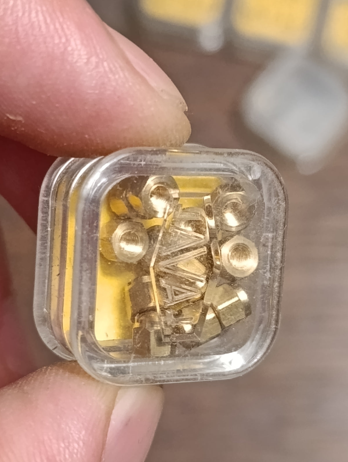 Lot de 13 boîtes Laval : étiquettes et petites pièces d’horlogerie, état du contenu