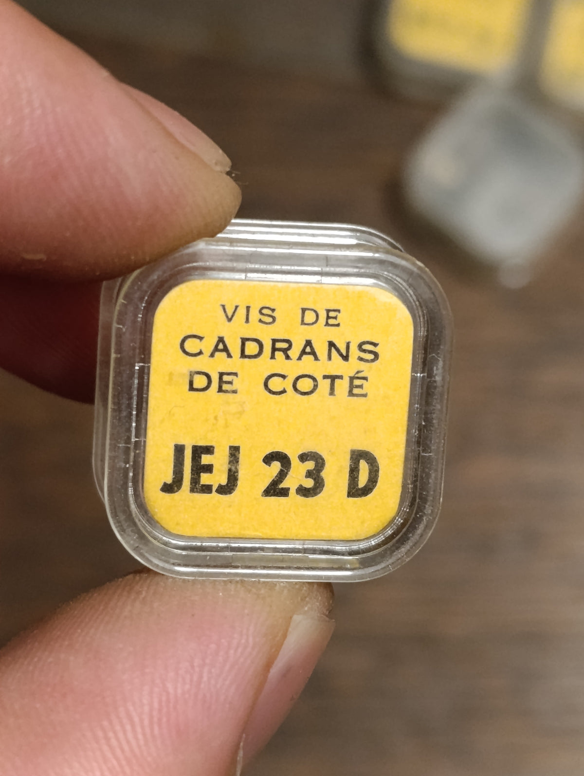 Lot de 13 boîtes Laval : étiquettes et petites pièces d’horlogerie, état du contenu