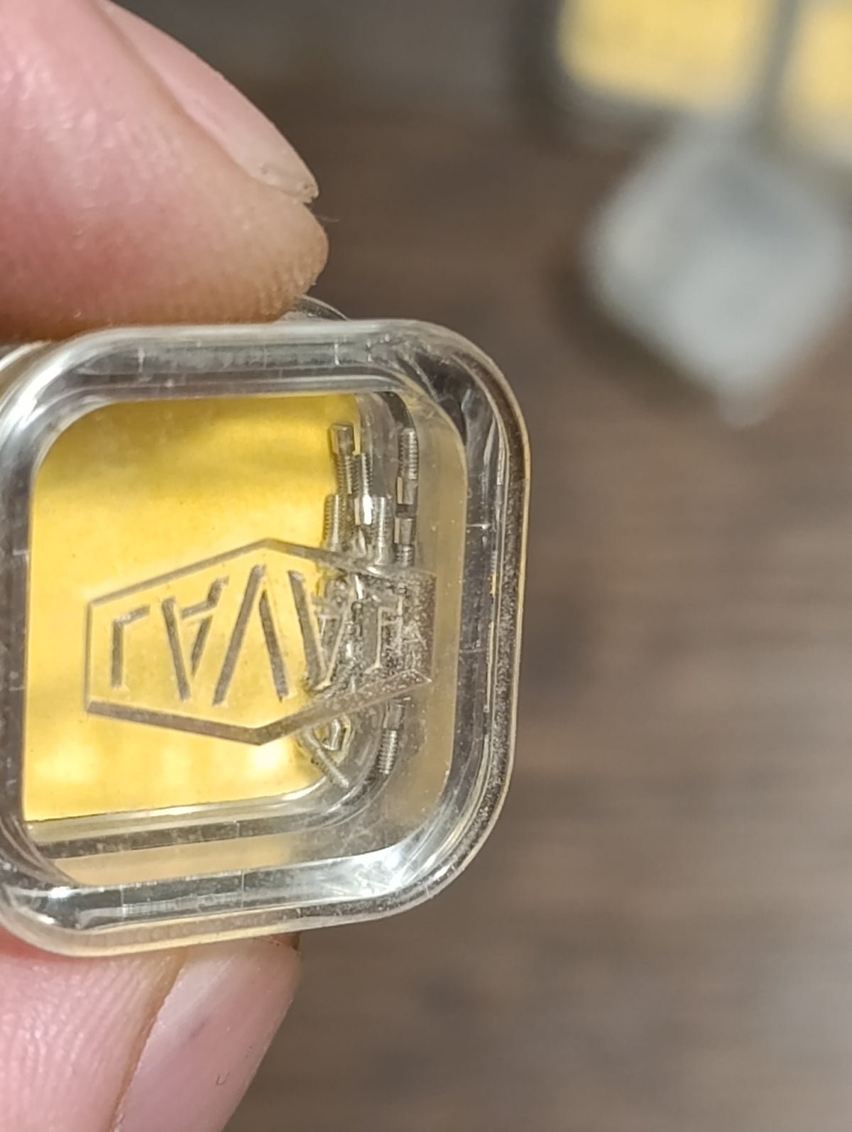Lot de 13 boîtes Laval : étiquettes et petites pièces d’horlogerie, état du contenu