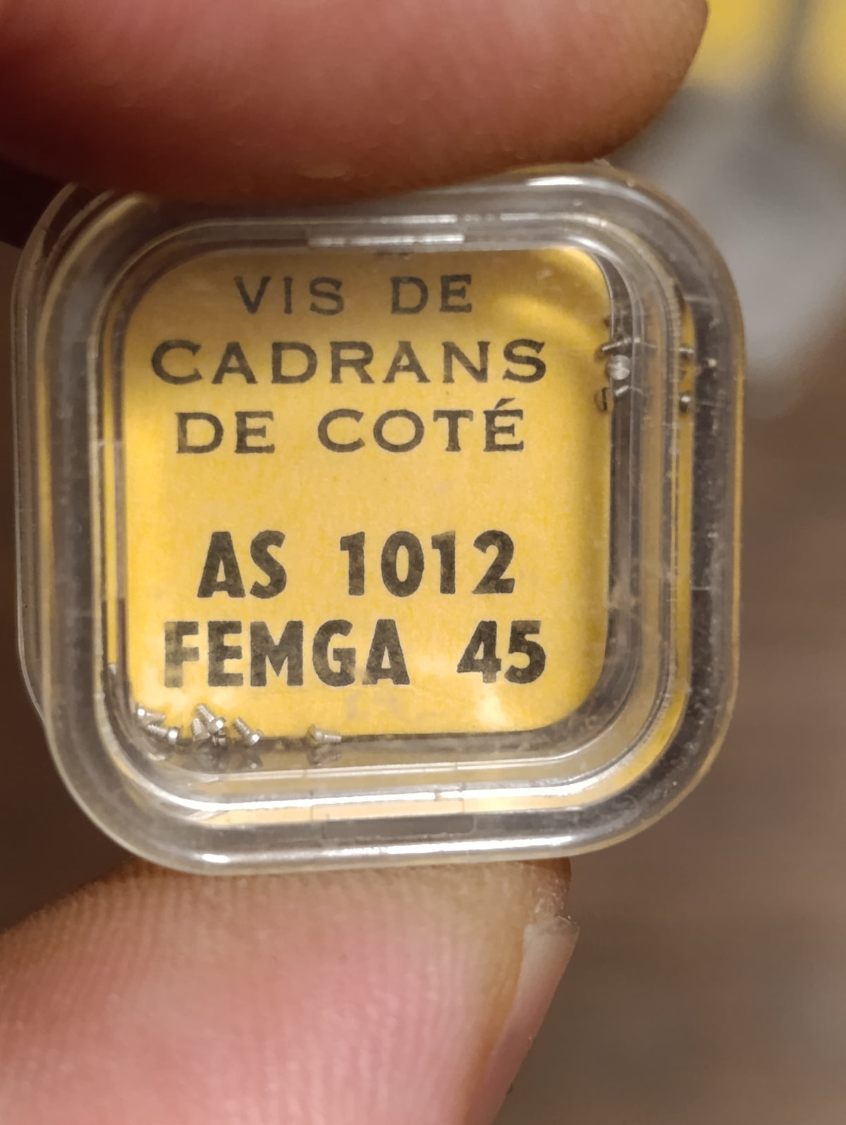 Lot de 13 boîtes Laval : étiquettes et petites pièces d’horlogerie, état du contenu
