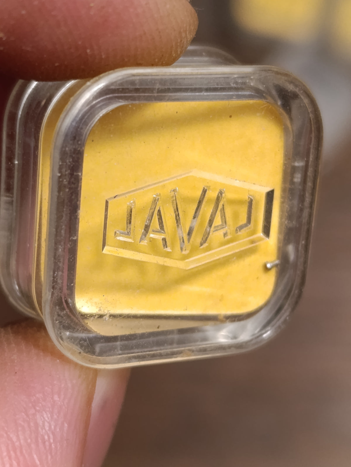 Lot de 13 boîtes Laval : étiquettes et petites pièces d’horlogerie, état du contenu