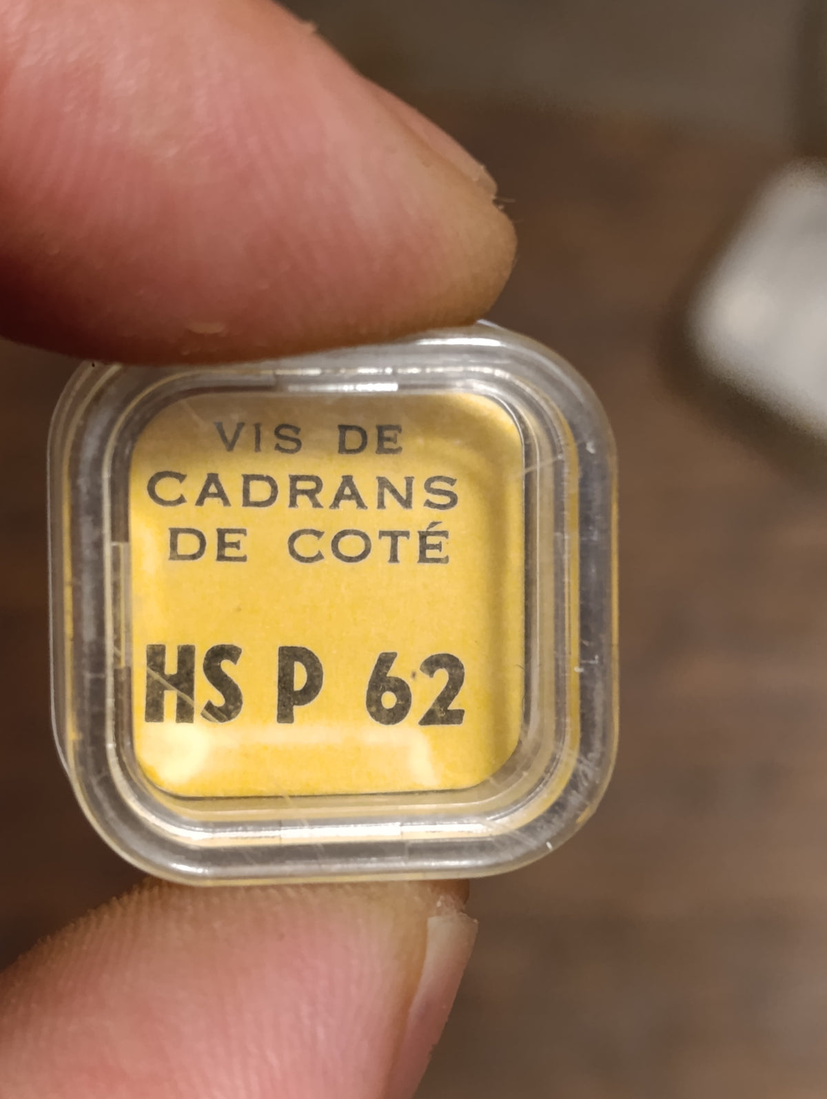 Lot de 13 boîtes Laval : étiquettes et petites pièces d’horlogerie, état du contenu