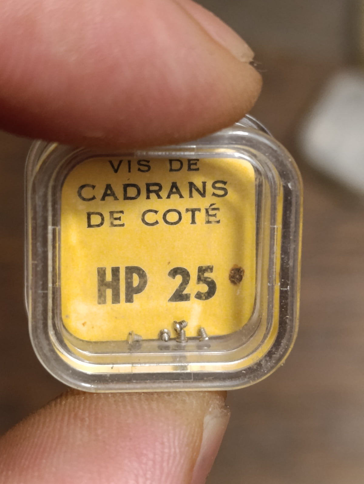 Lot de 13 boîtes Laval : étiquettes et petites pièces d’horlogerie, état du contenu