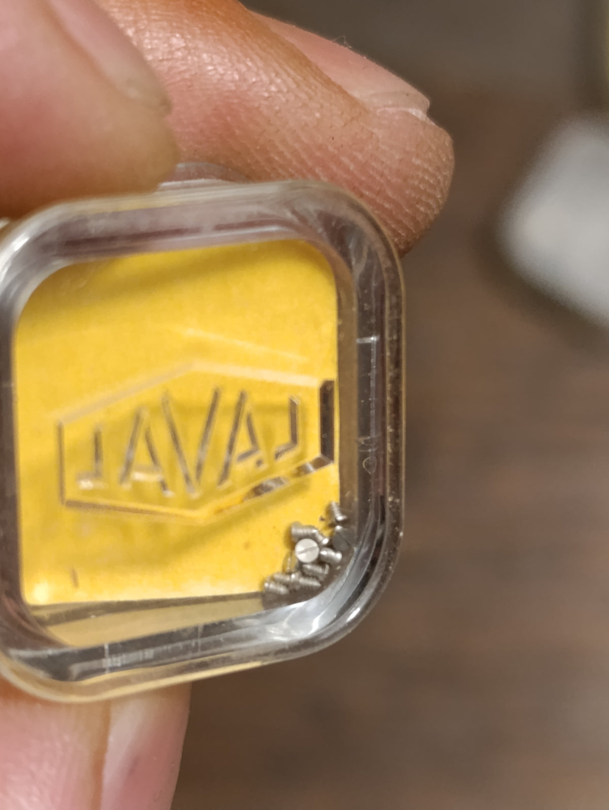 Lot de 13 boîtes Laval : étiquettes et petites pièces d’horlogerie, état du contenu
