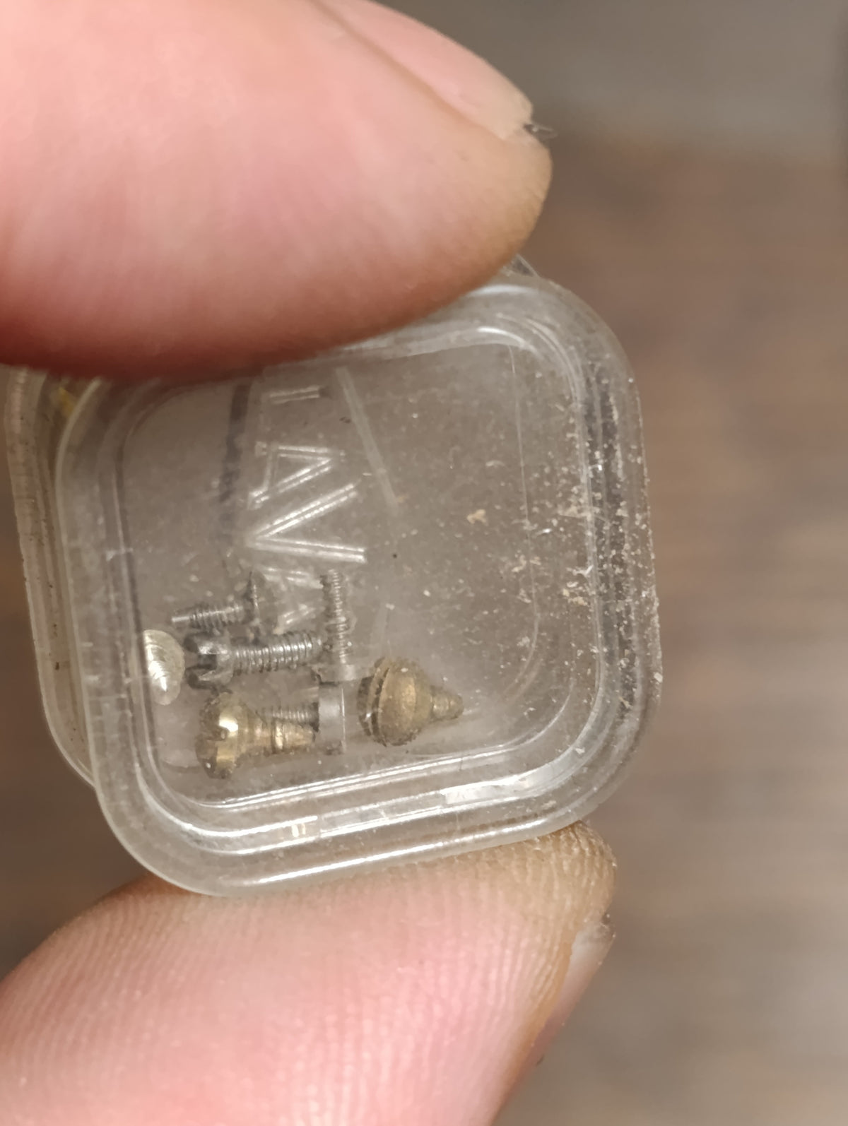 Lot de 13 boîtes Laval : étiquettes et petites pièces d’horlogerie, état du contenu