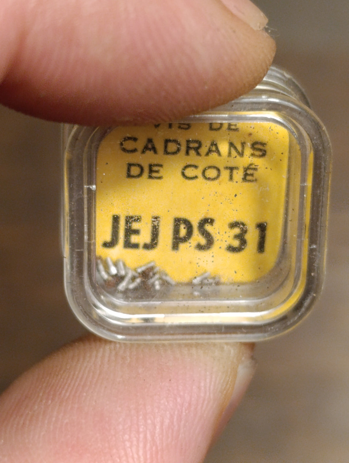 Lot de 13 boîtes Laval : étiquettes et petites pièces d’horlogerie, état du contenu