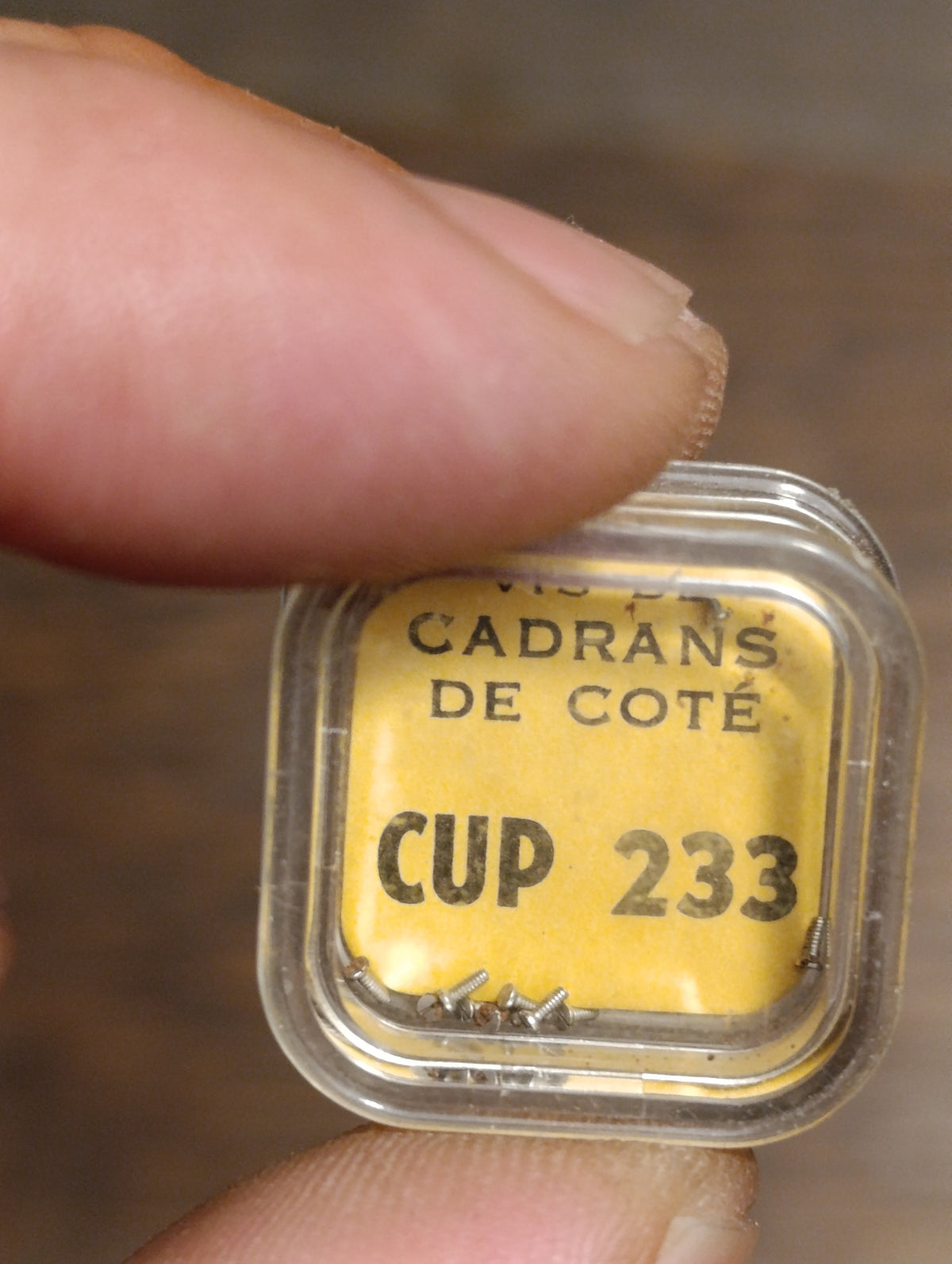 Lot de 13 boîtes Laval : étiquettes et petites pièces d’horlogerie, état du contenu