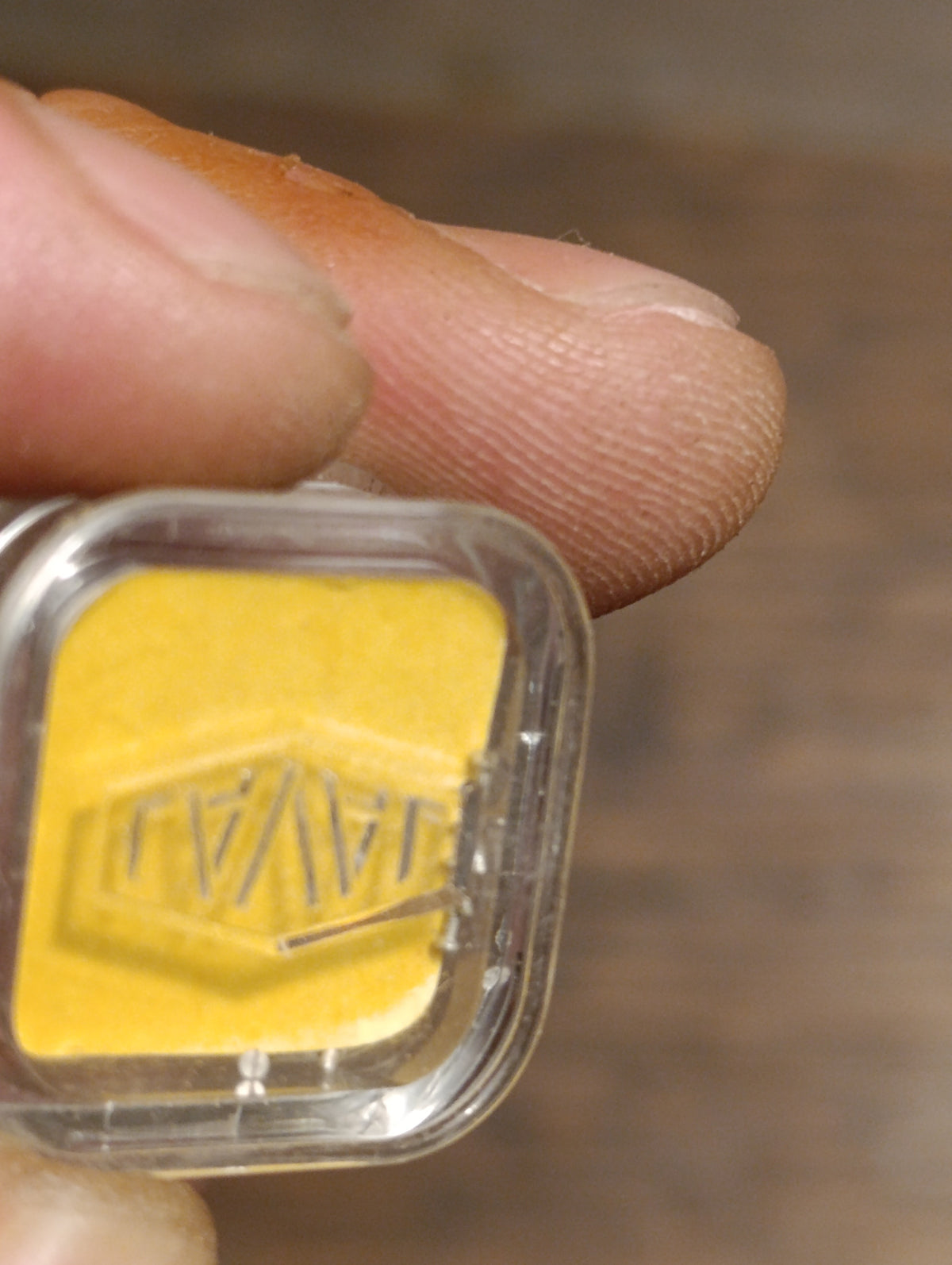 Lot de 13 boîtes Laval : étiquettes et petites pièces d’horlogerie, état du contenu
