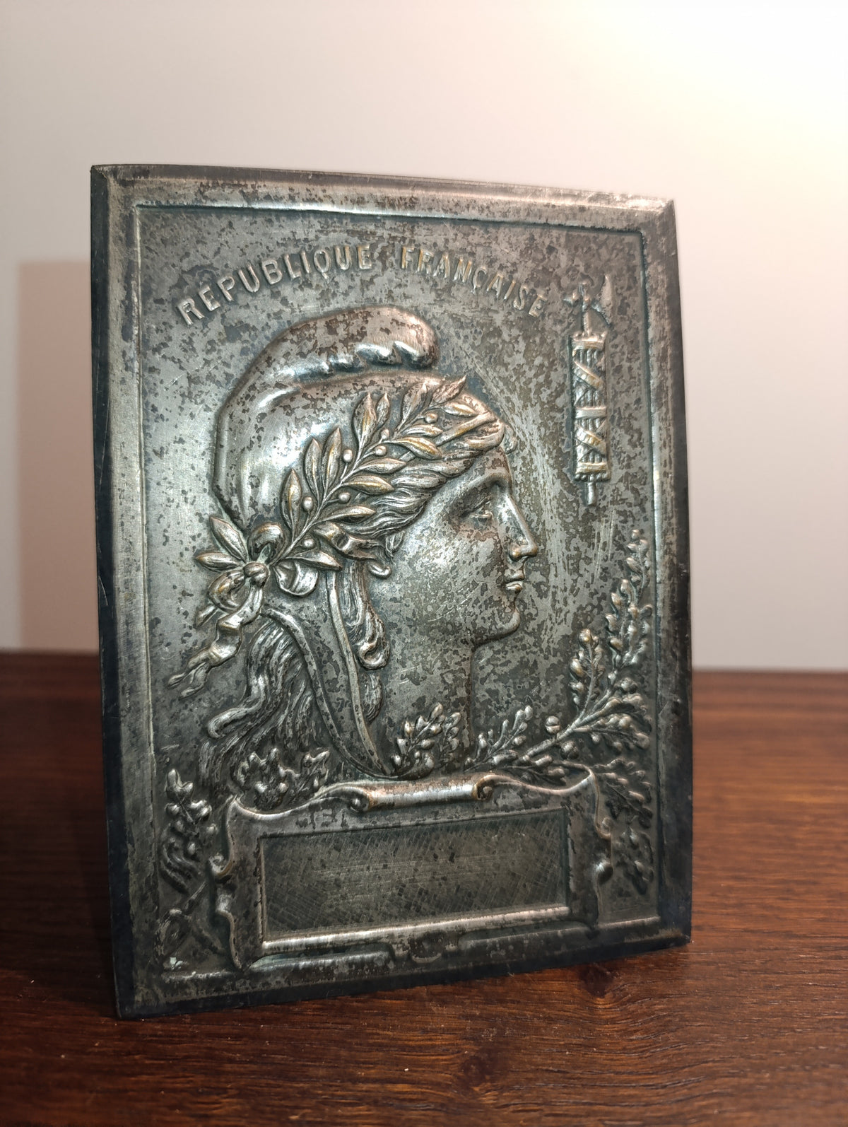 Plaque République française, Marianne en relief, vue de face