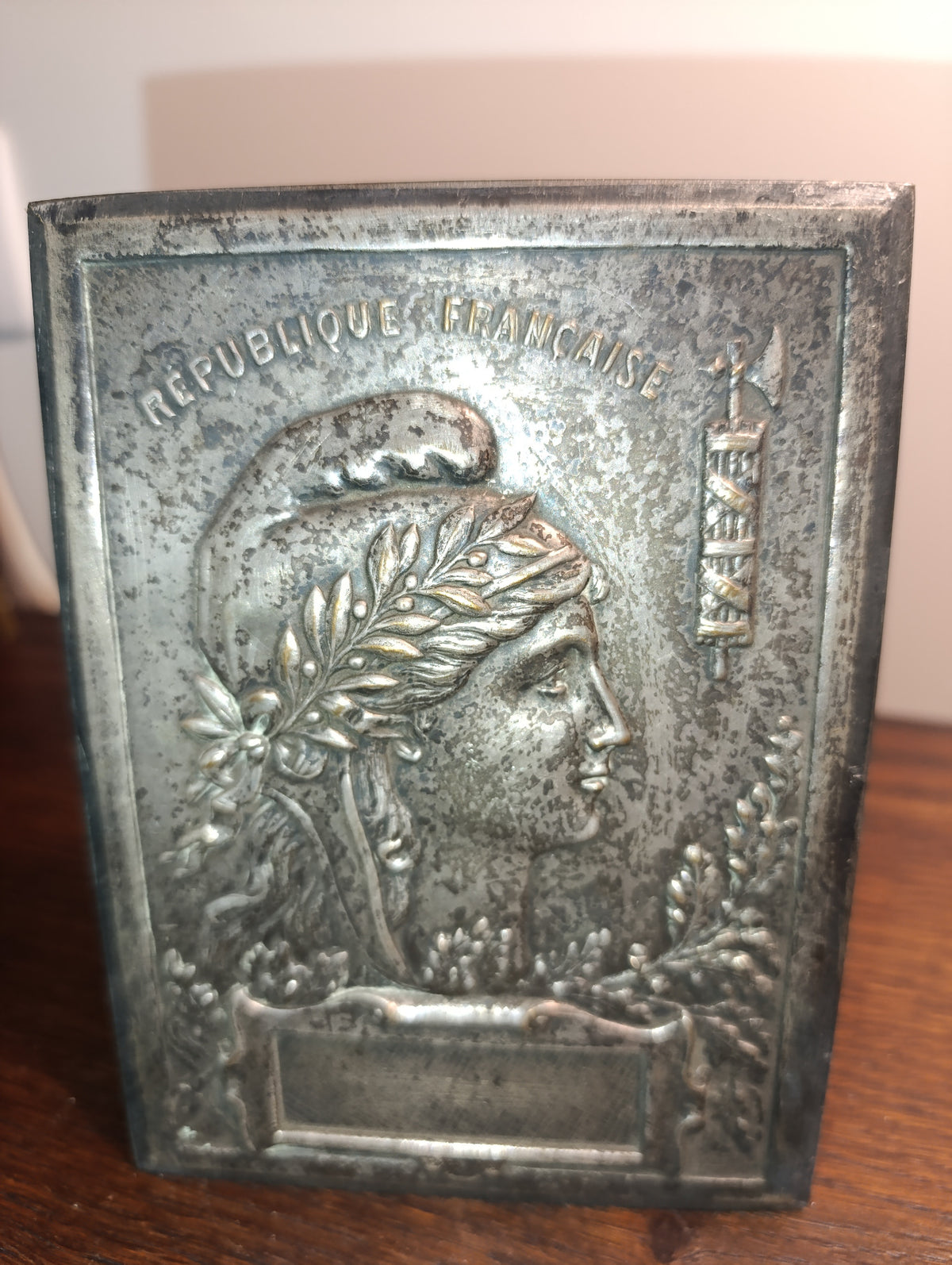 Plaque République française, Marianne en relief, vue de face