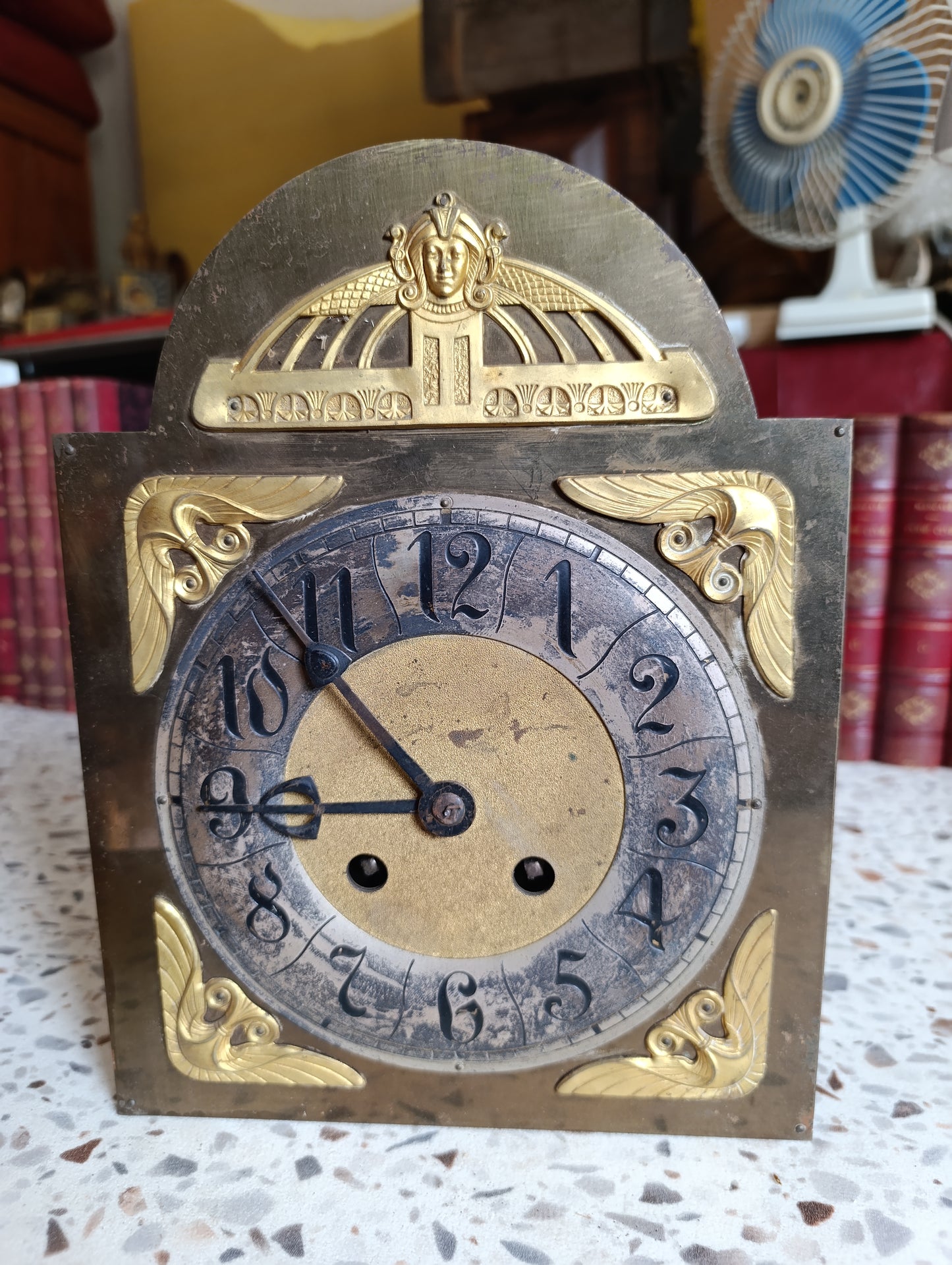 Platine de cadran Art Déco ancienne avec mécanisme de sonnerie, aiguilles et timbre – Horloge à restaurer