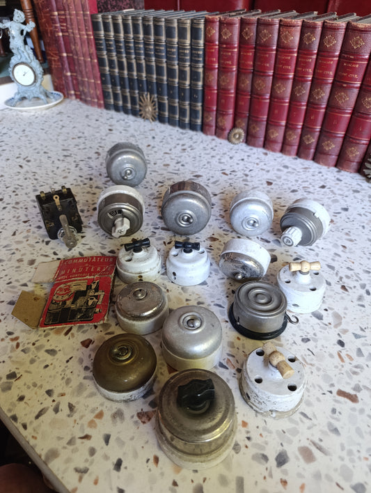 Lot de 16 interrupteurs, boutons poussoirs et commutateurs électriques anciens en porcelaine