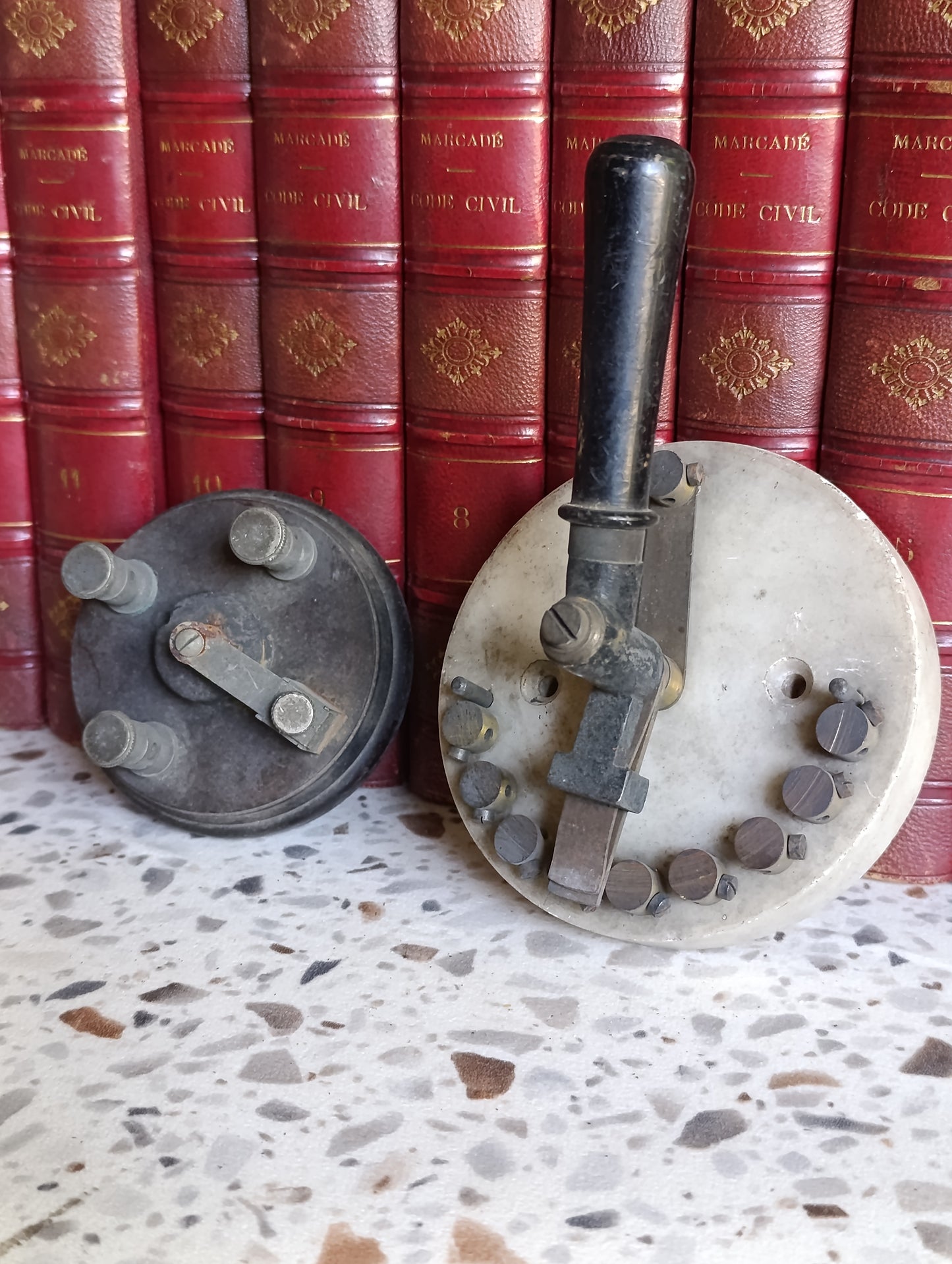 Lot de 2 commutateurs électriques anciens rotatifs et à manette – Bakélite et porcelaine industrielle