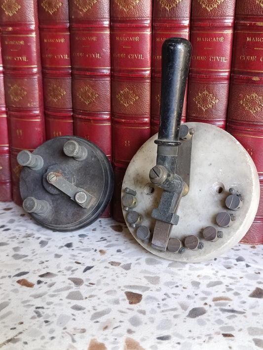 Lot de 2 commutateurs électriques anciens rotatifs et à manette – Bakélite et porcelaine industrielle