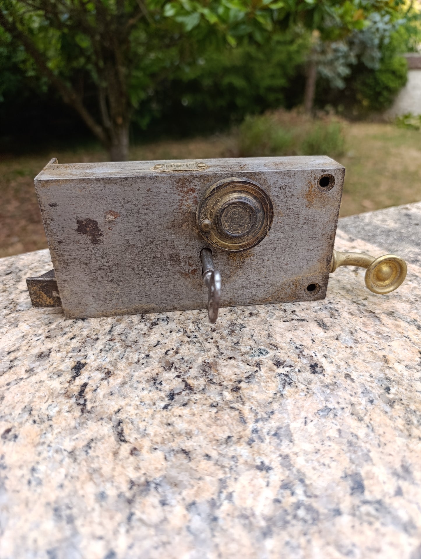 Ancienne serrure en applique F.T. 1re Qualité avec clé et bouton laiton