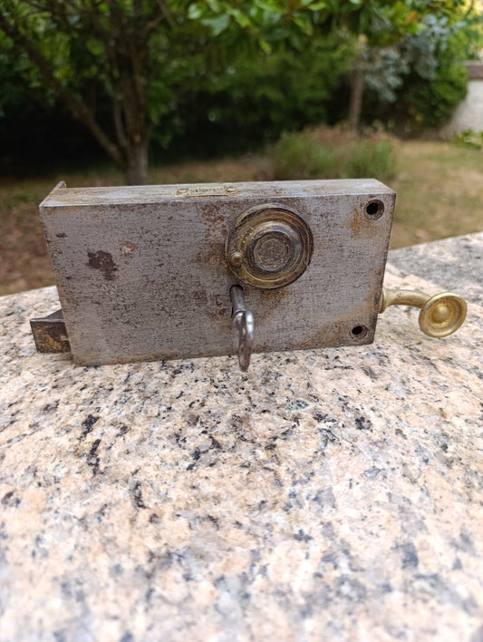 Ancienne serrure en applique F.T. 1re Qualité avec clé et bouton laiton