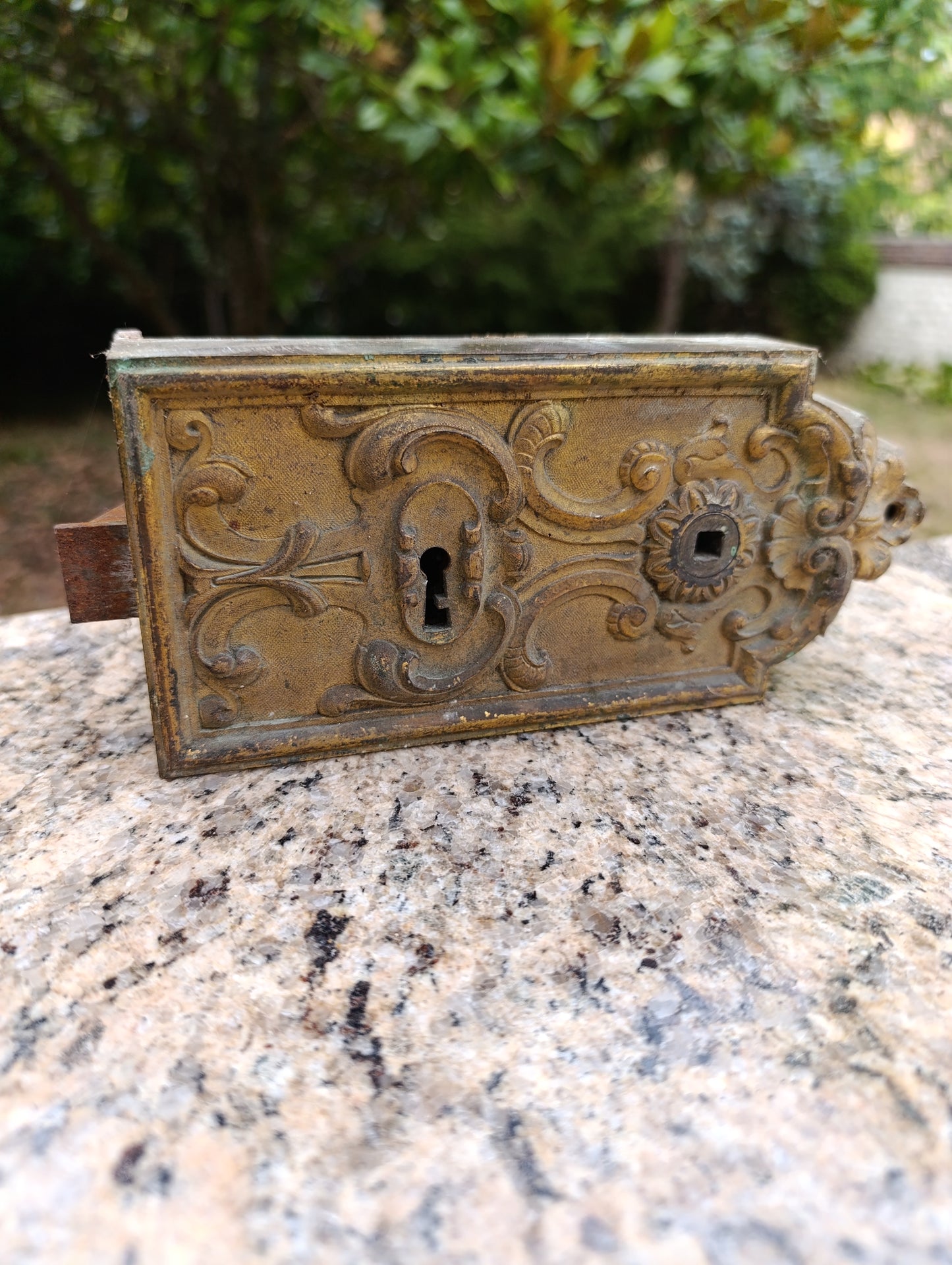 Ancienne serrure en applique décorative à rinceaux – façade ouvragée XIXe