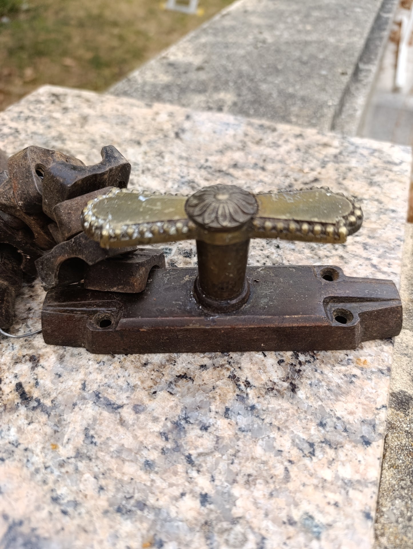Lot de 2 anciens verrous targettes de porte ou fenêtre à poignées en laiton décoré