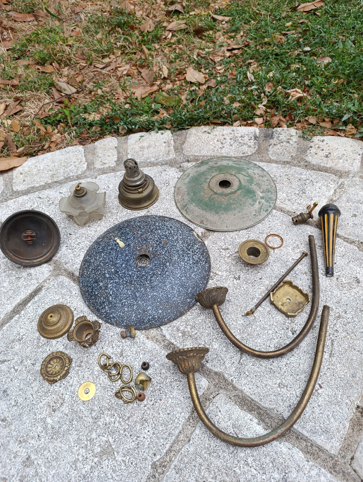 Lot de pièces détachées pour luminaires anciens – laiton, verre, coupelles et bras