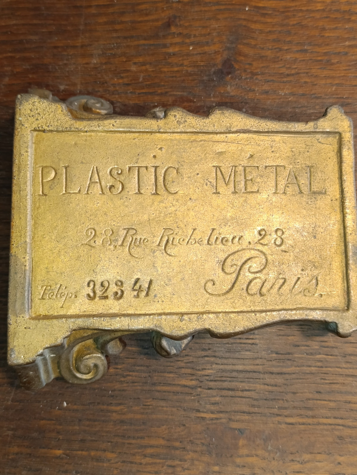 Dos de l’ornement marqué Plastic Metal, 28 rue Richelieu, Paris